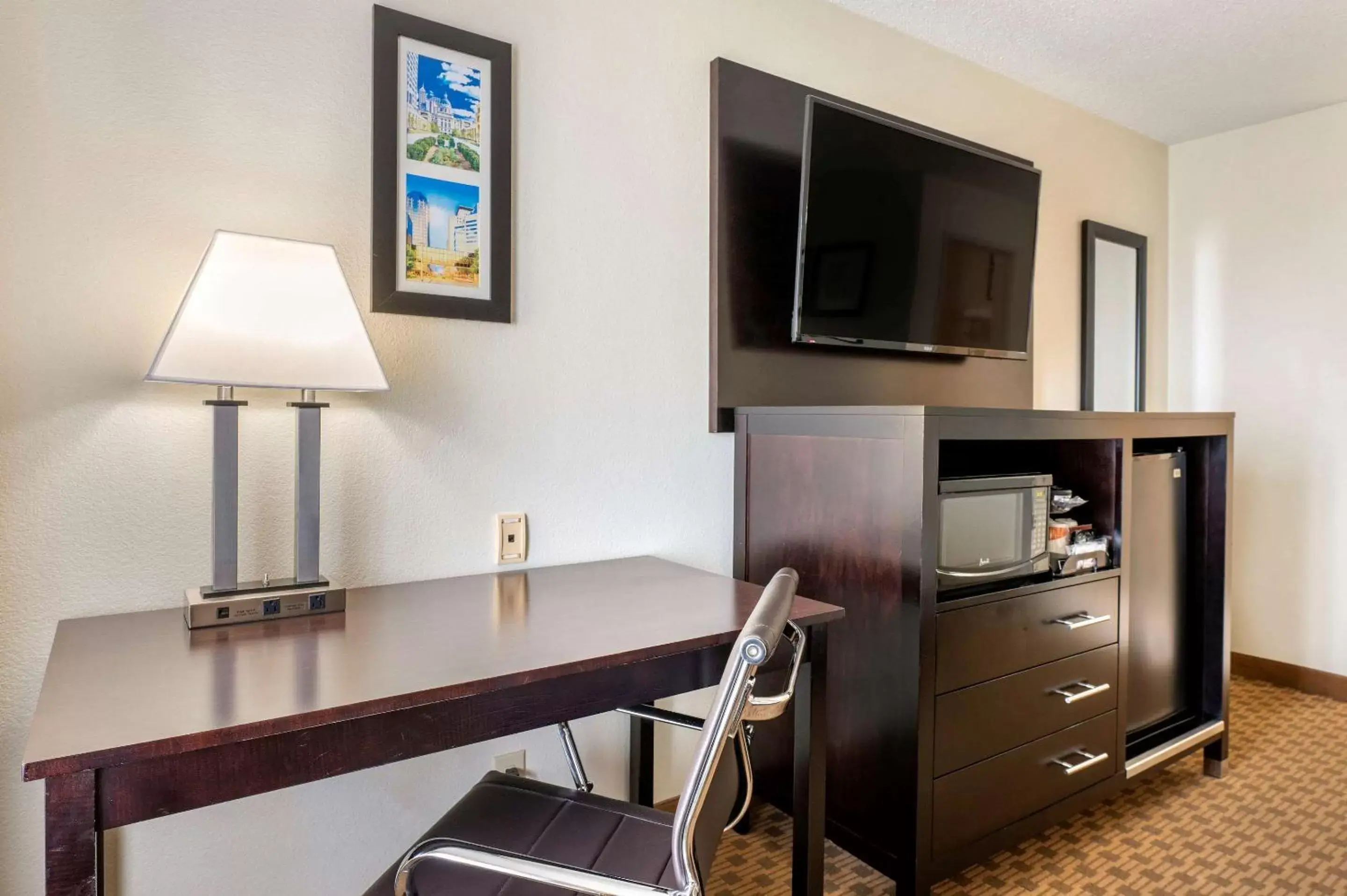 Photo of the whole room, Kitchen/Kitchenette in Comfort Inn Indianapolis East