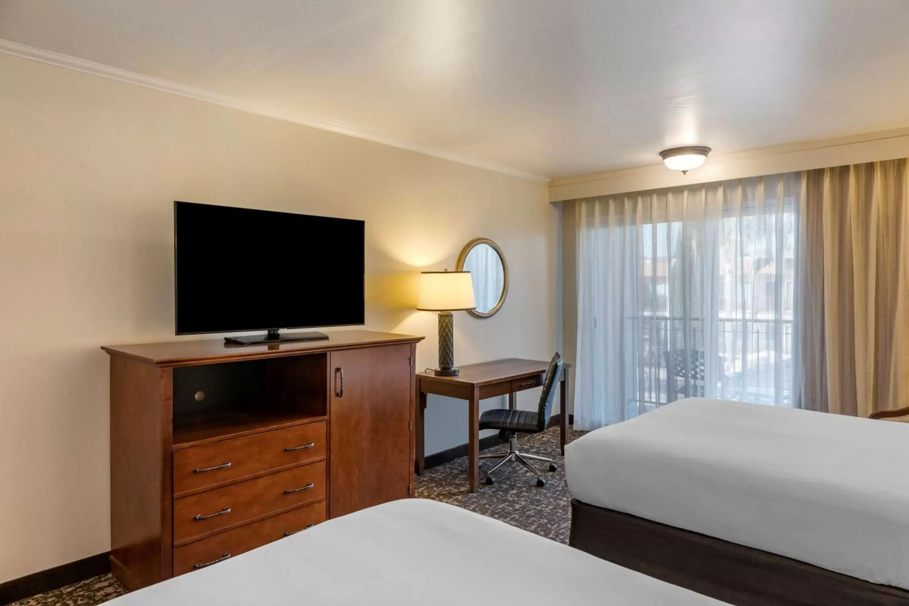 Bedroom, TV/Entertainment Center in Best Western Plus Royal Oak Hotel