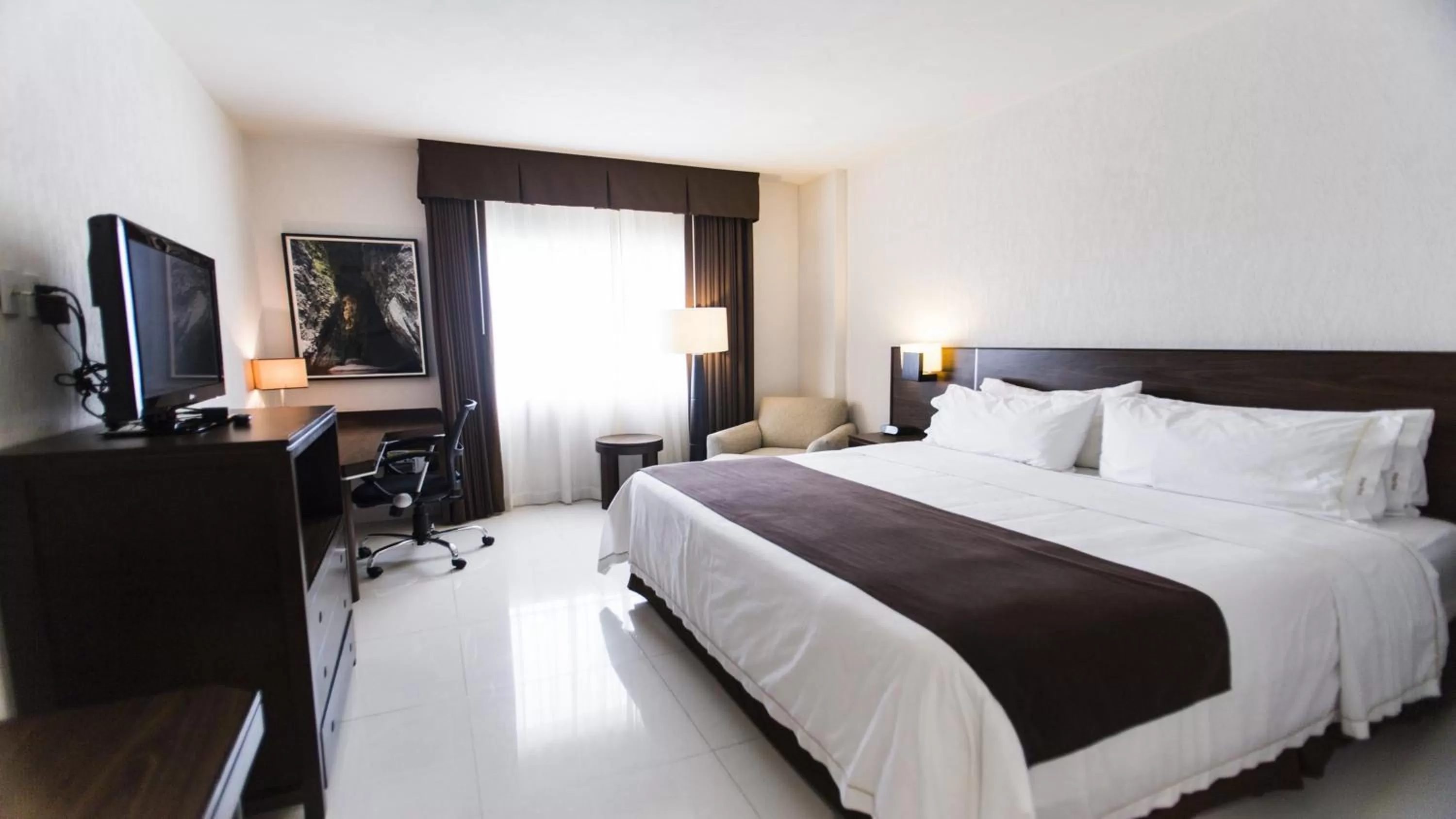 Photo of the whole room, Bed in Holiday Inn Express Tuxtla Gutierrez La Marimba by IHG