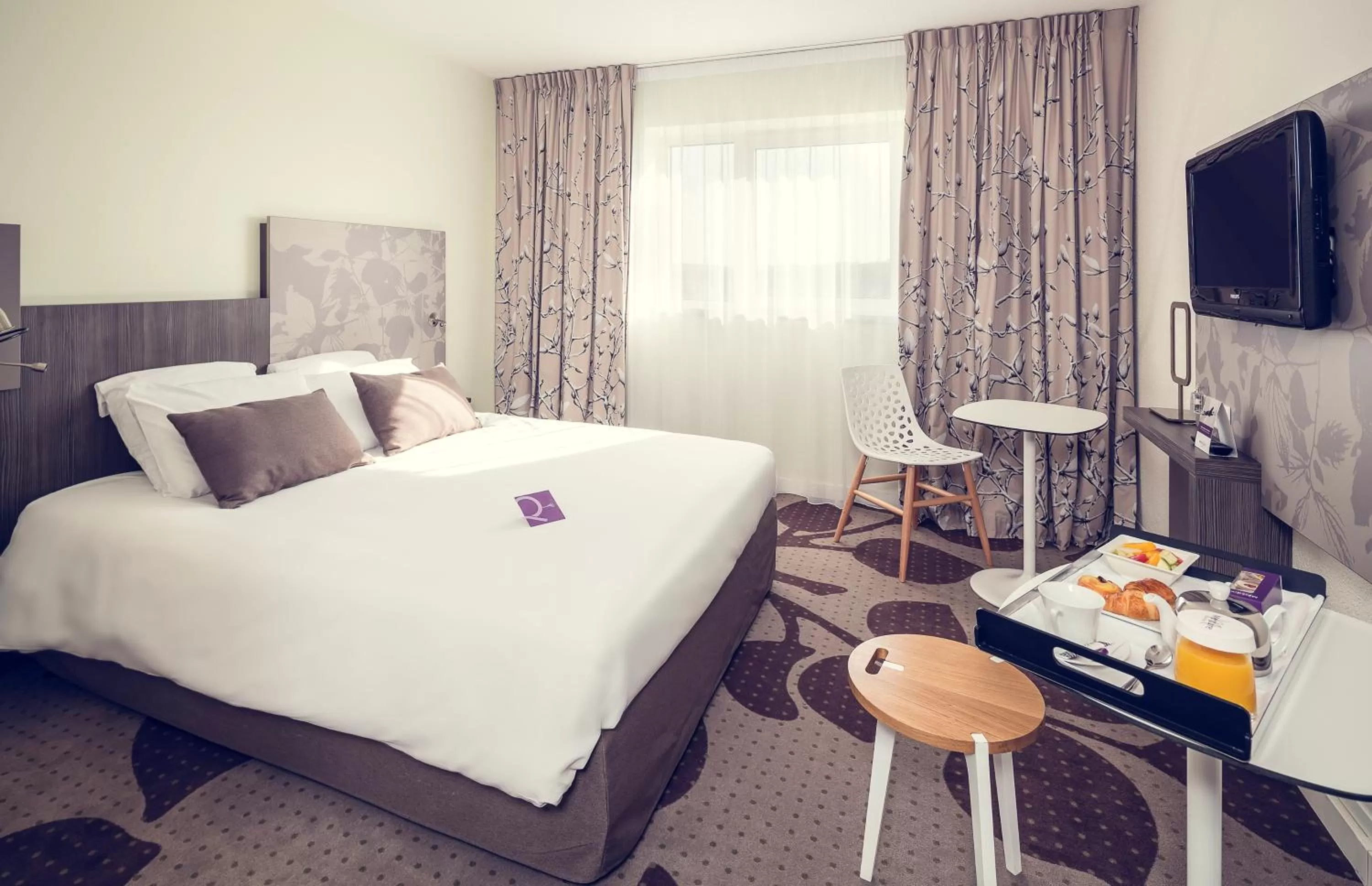 Bed in Mercure Compiègne Sud