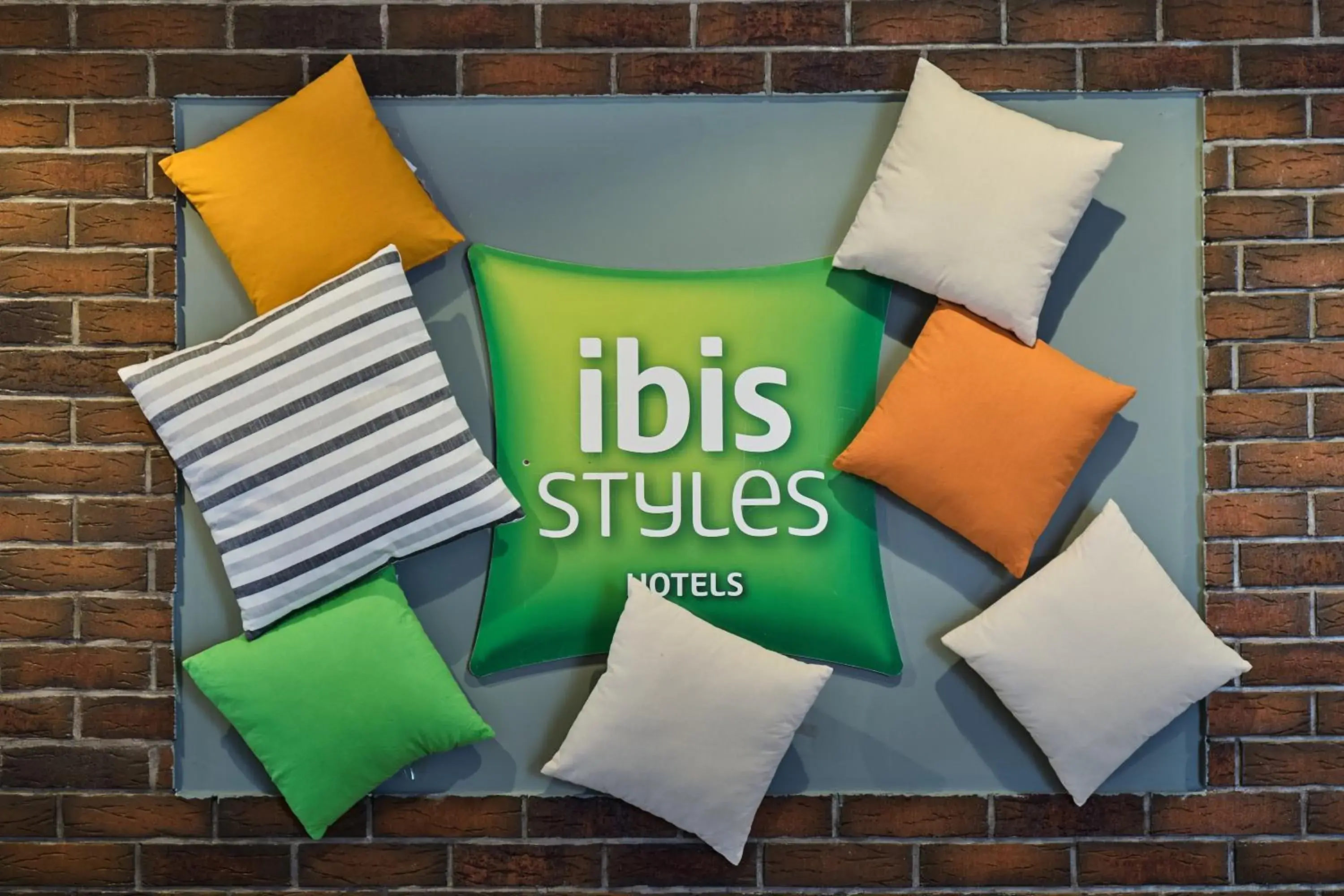 Property logo or sign in ibis Styles Arad