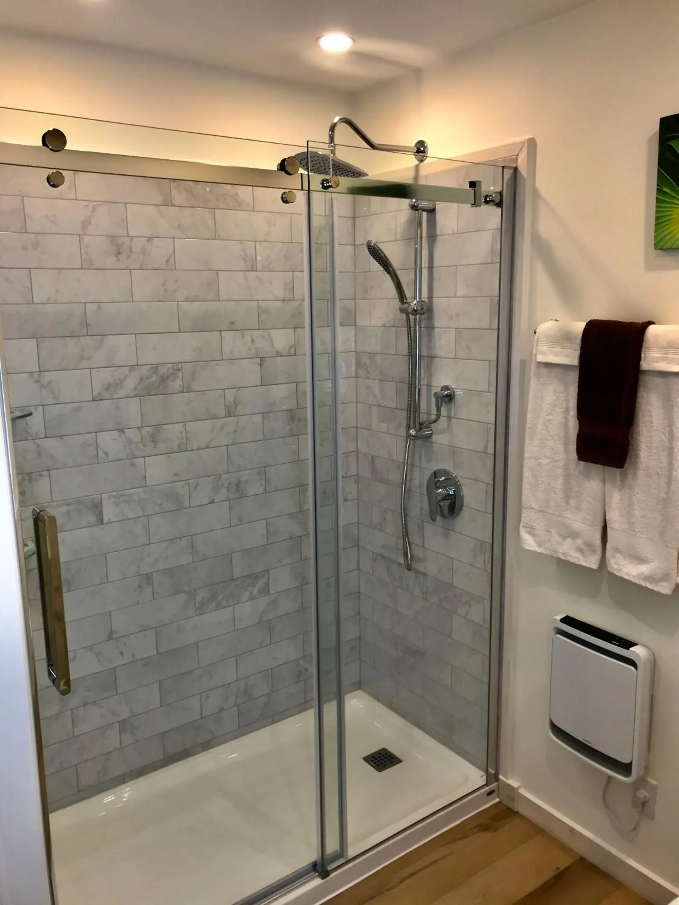 Shower, Bathroom in Auberge du Sault-à-la-Puce
