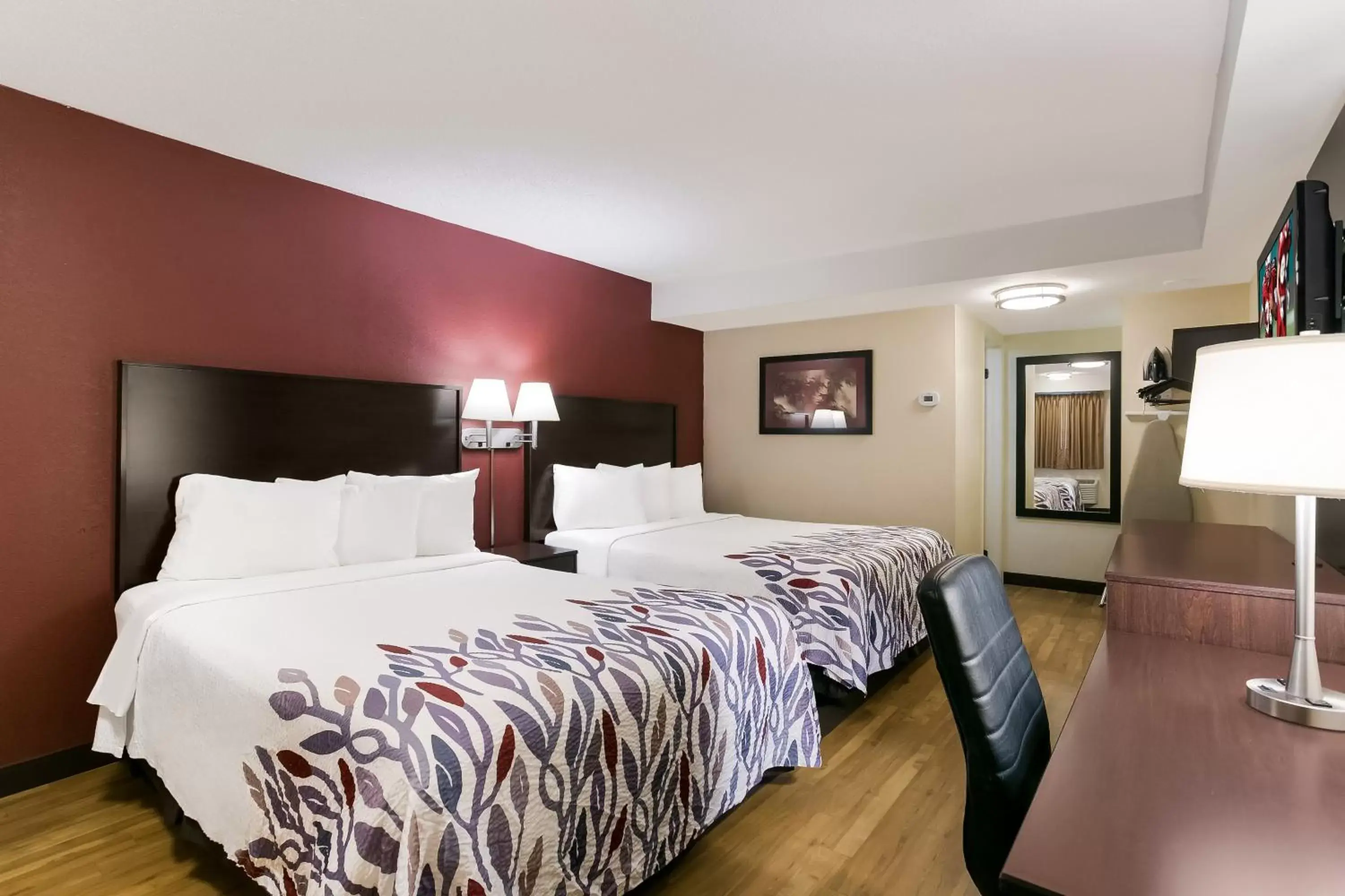 Photo of the whole room, Bed in Red Roof Inn Hershey