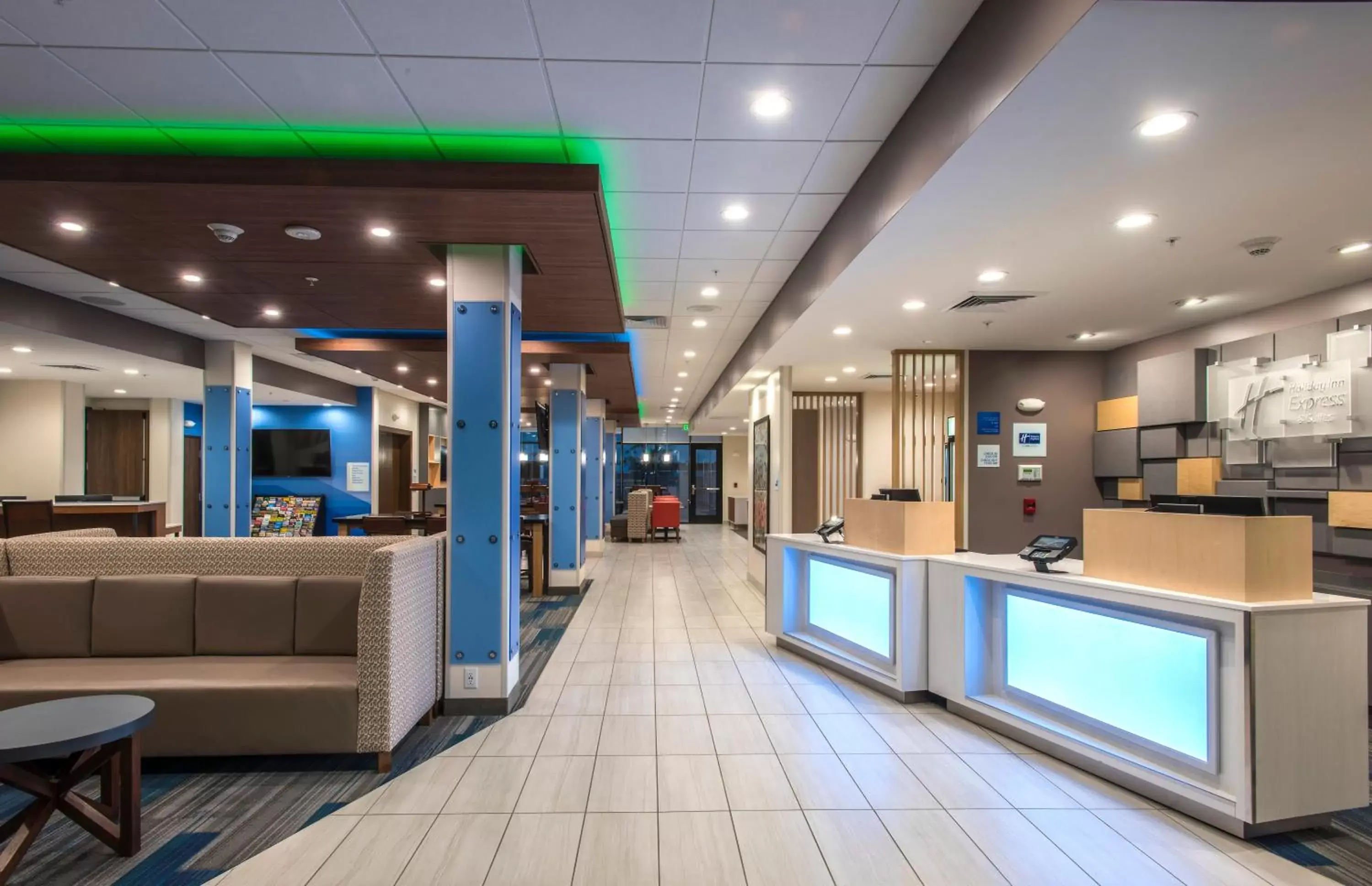 Property building, Lobby/Reception in Holiday Inn Express & Suites - Phoenix North - Happy Valley, an IHG Hotel