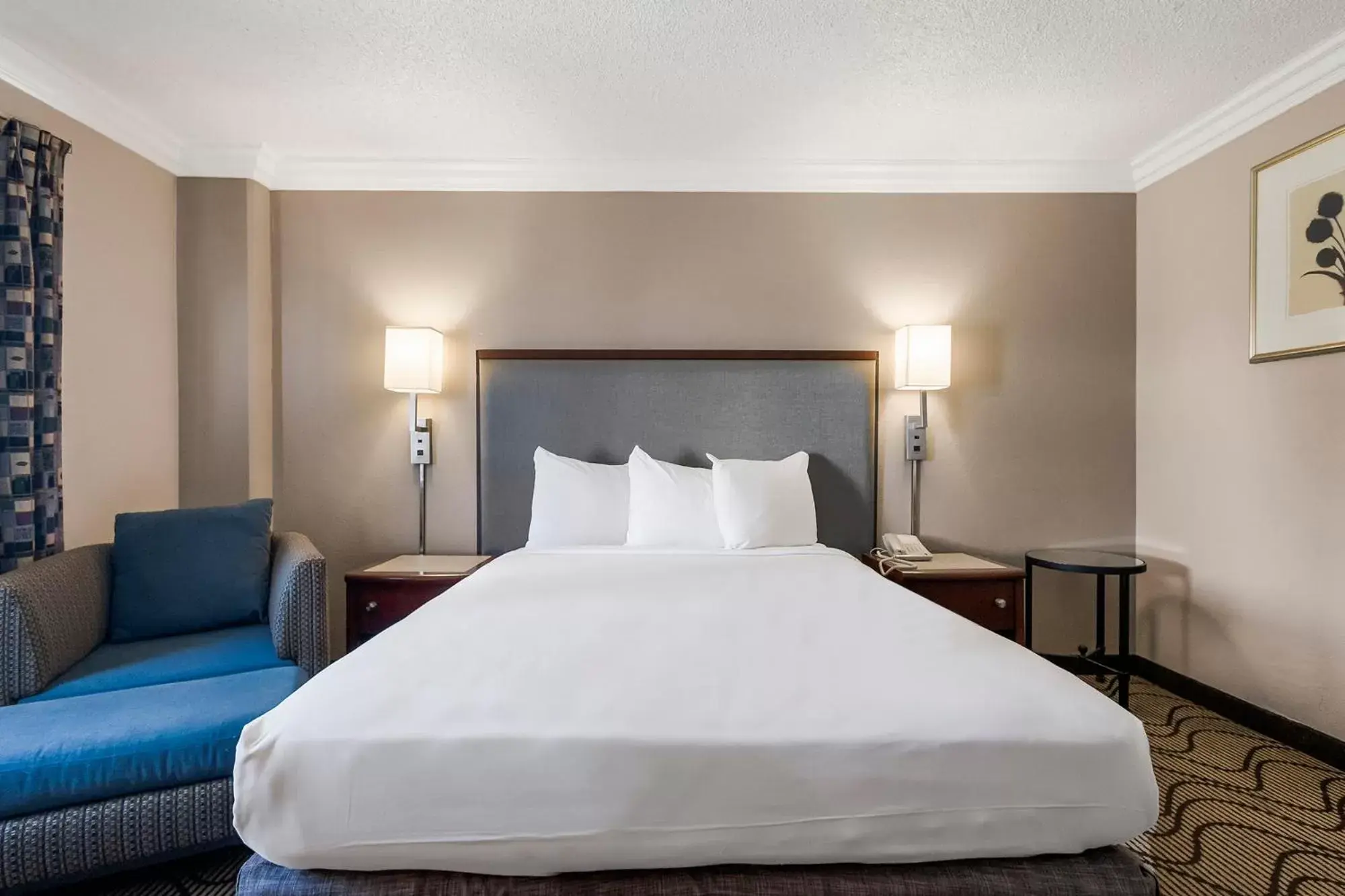 Photo of the whole room, Bed in Jack London Inn