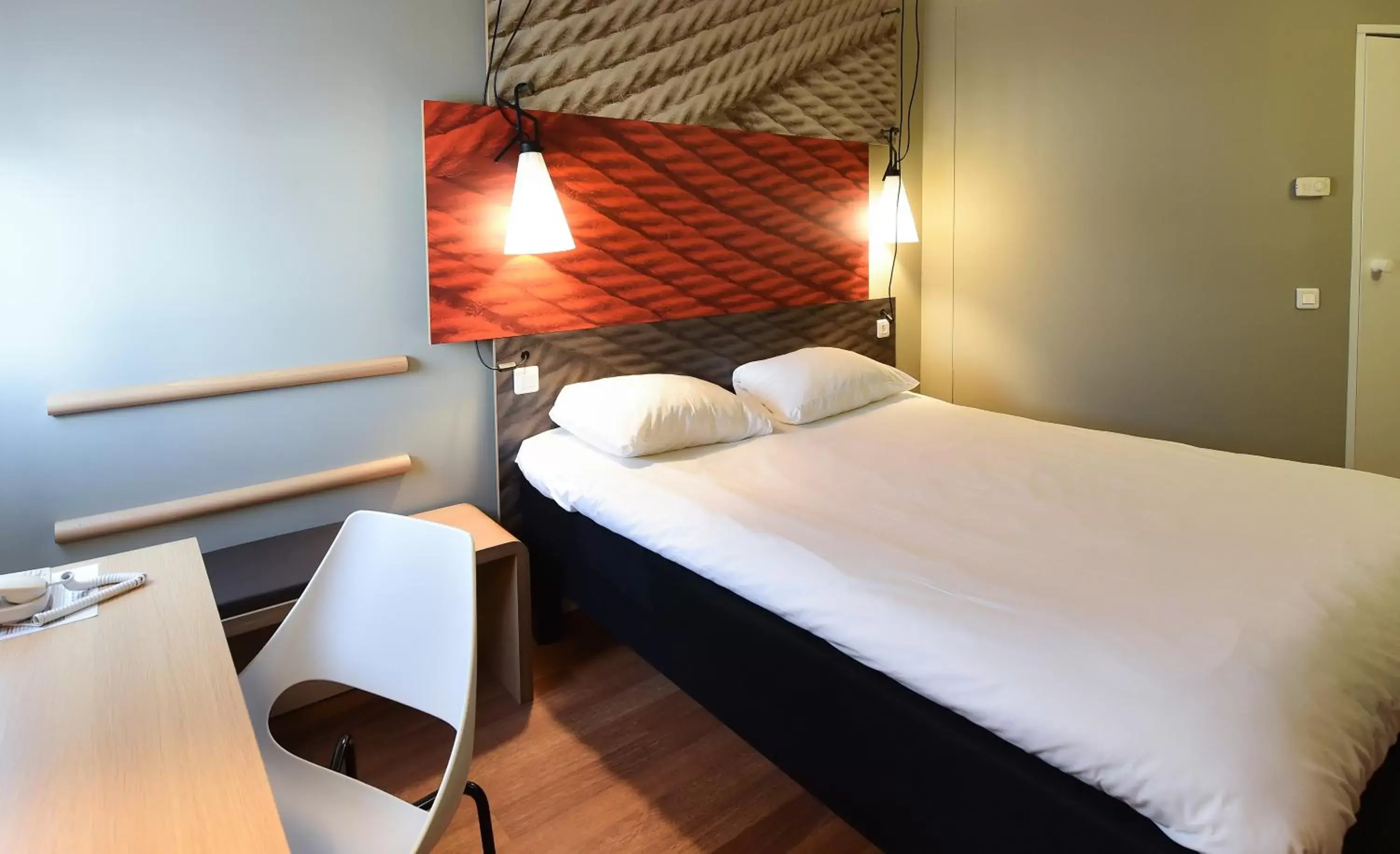 Photo of the whole room, Bed in Hotel ibis Dijon Centre Clemenceau