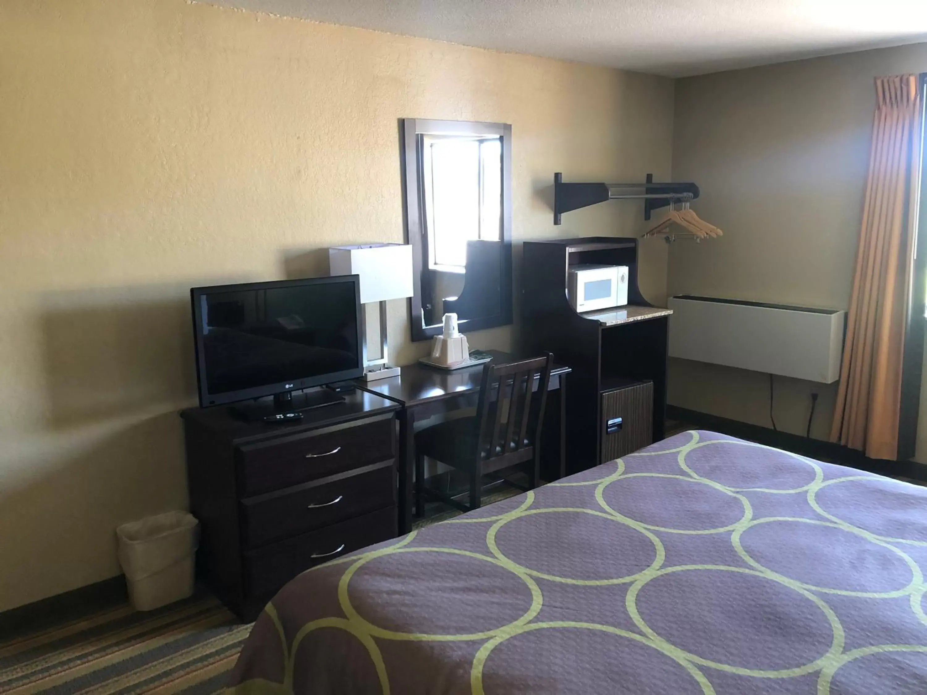 Bed in Super 8 by Wyndham Topeka/Wanamaker RD/I-70 Bed in Super 8 by Wyndham Topeka/Wanamaker RD/I-70