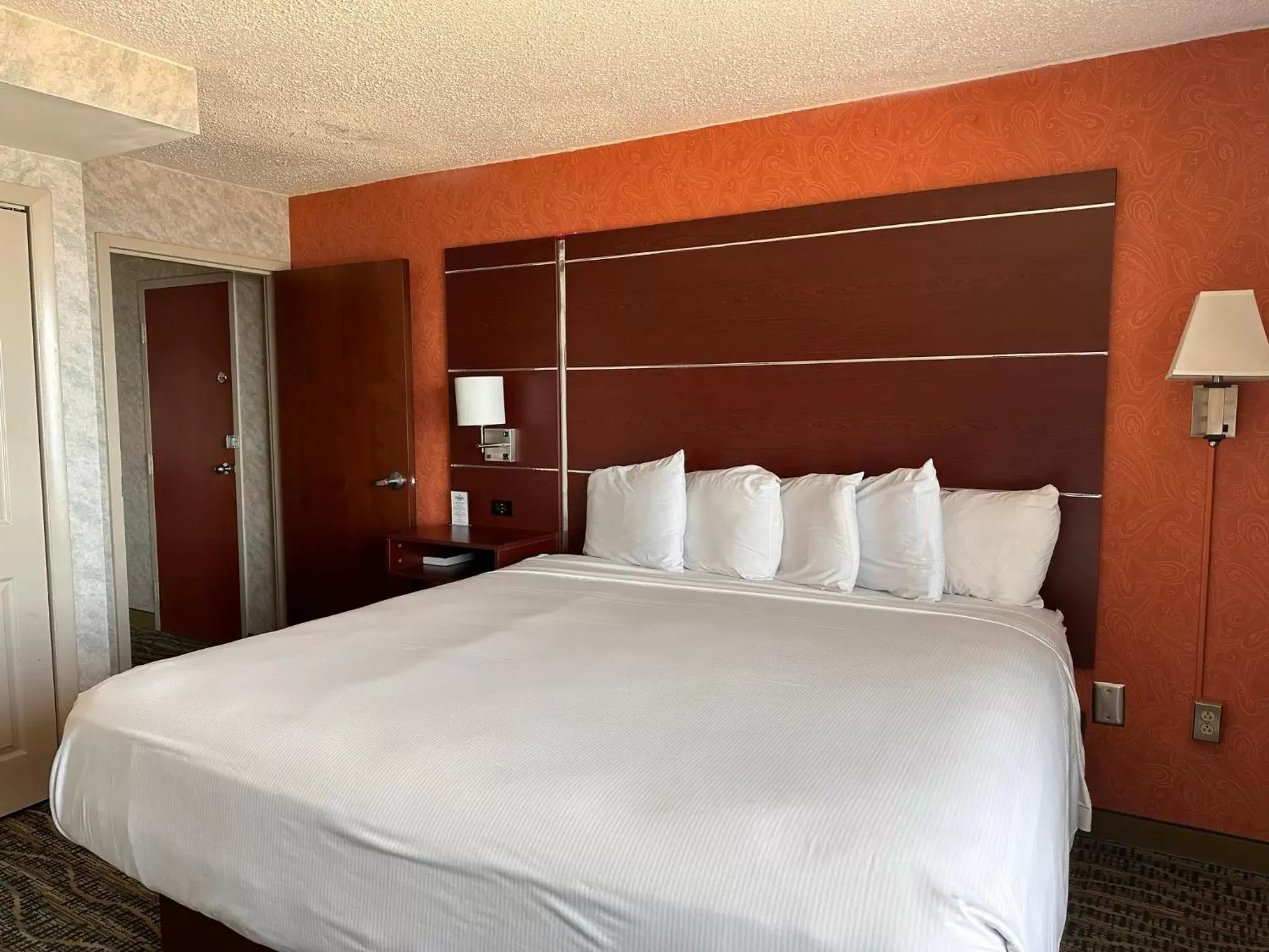 Bedroom, Bed in The Breakers Resort Inn