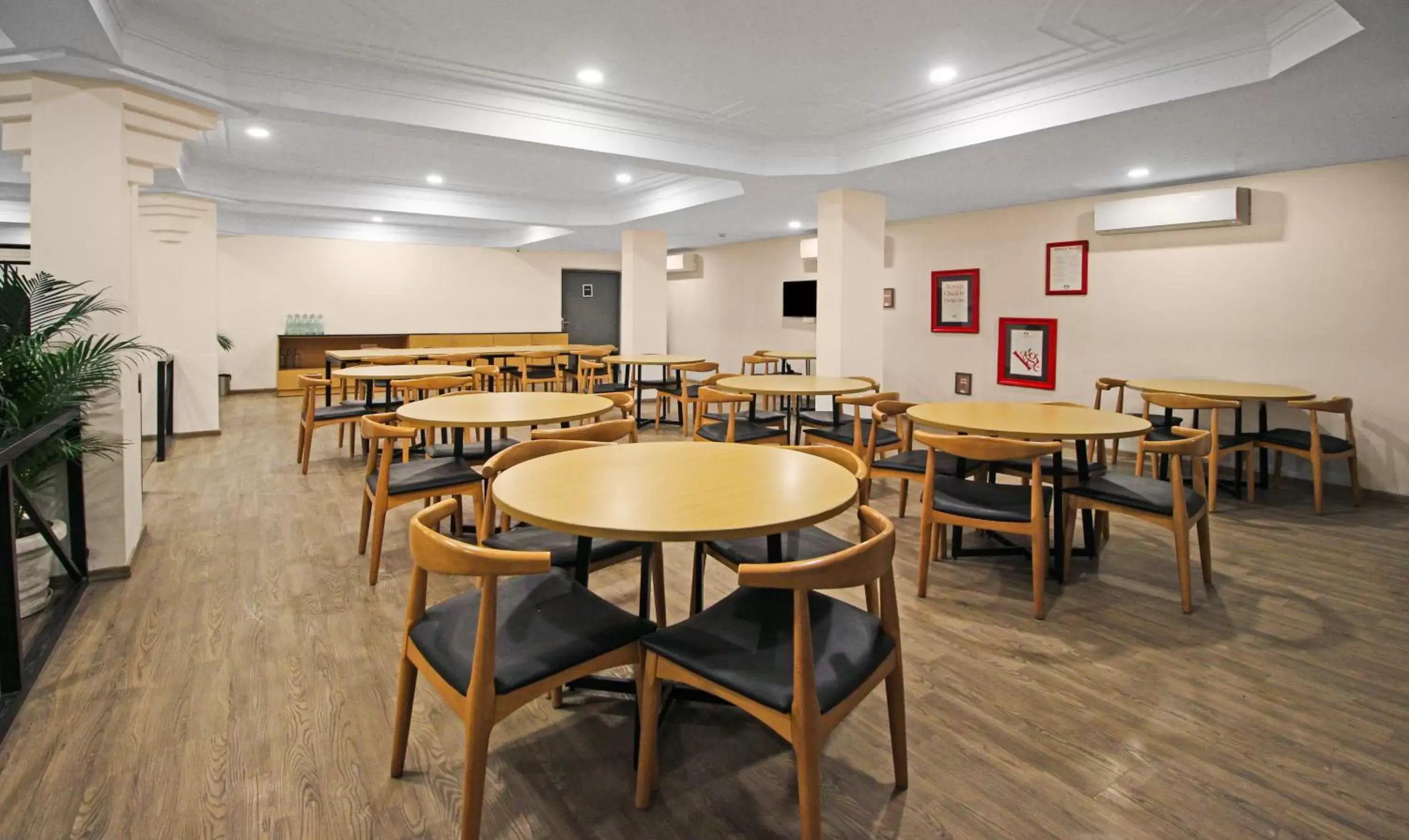 Restaurant/places to eat in Treebo Grand Legacy Shahenshah Restaurant/places to eat in Treebo Grand Legacy Shahenshah