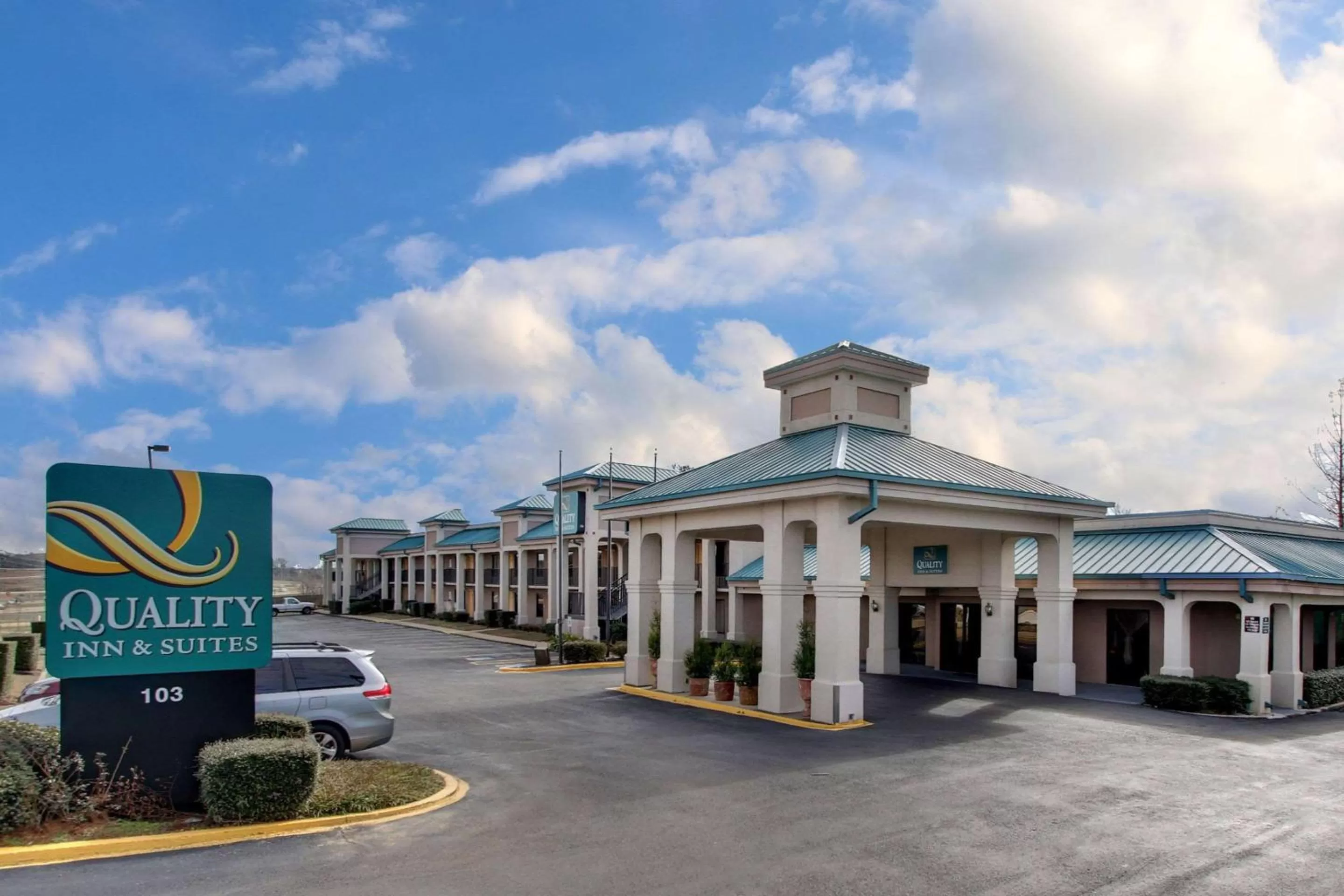 Property building in Quality Inn & Suites Clinton - Jackson West