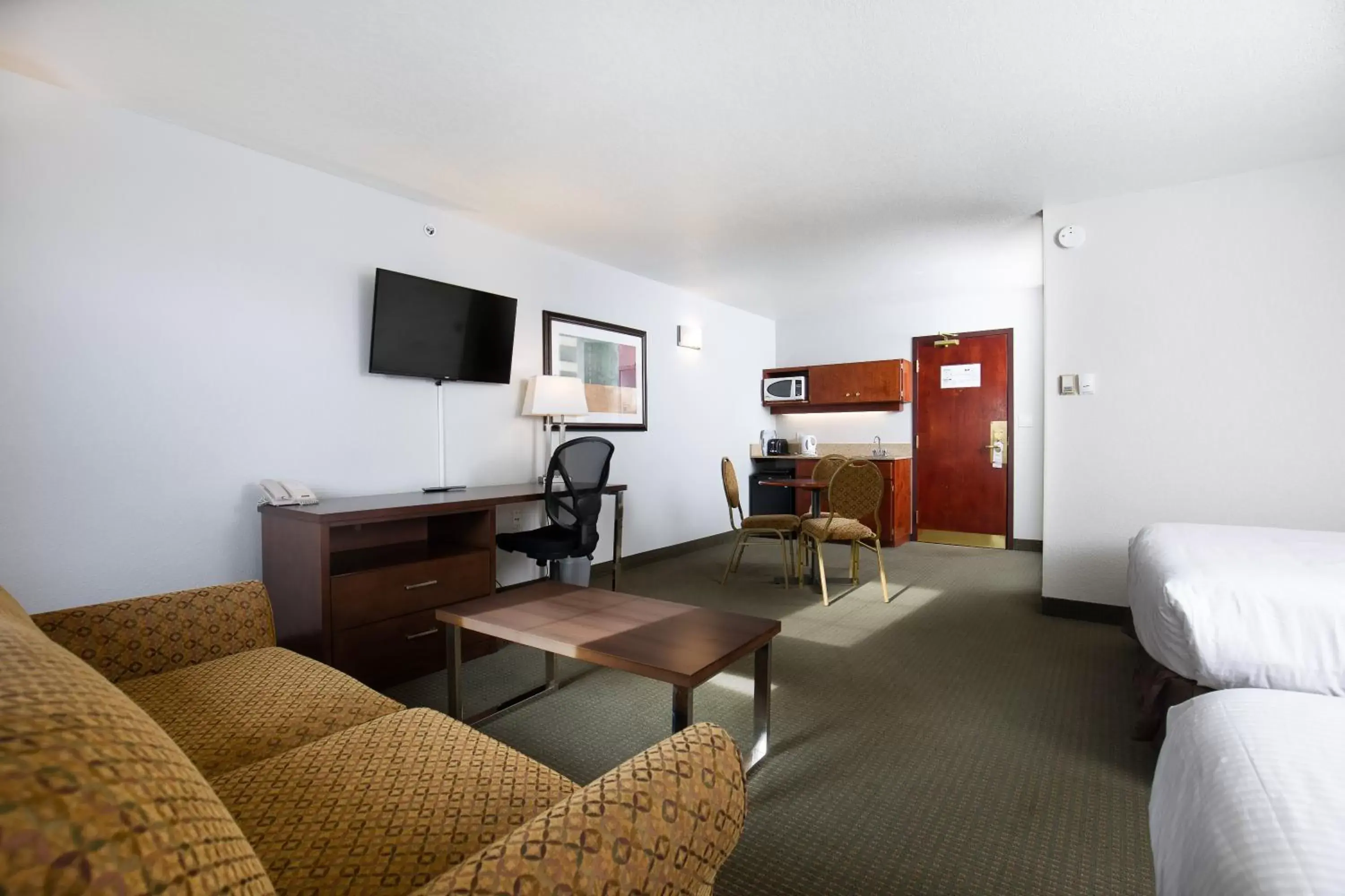 TV and multimedia, Seating Area in Service Plus Inns and Suites