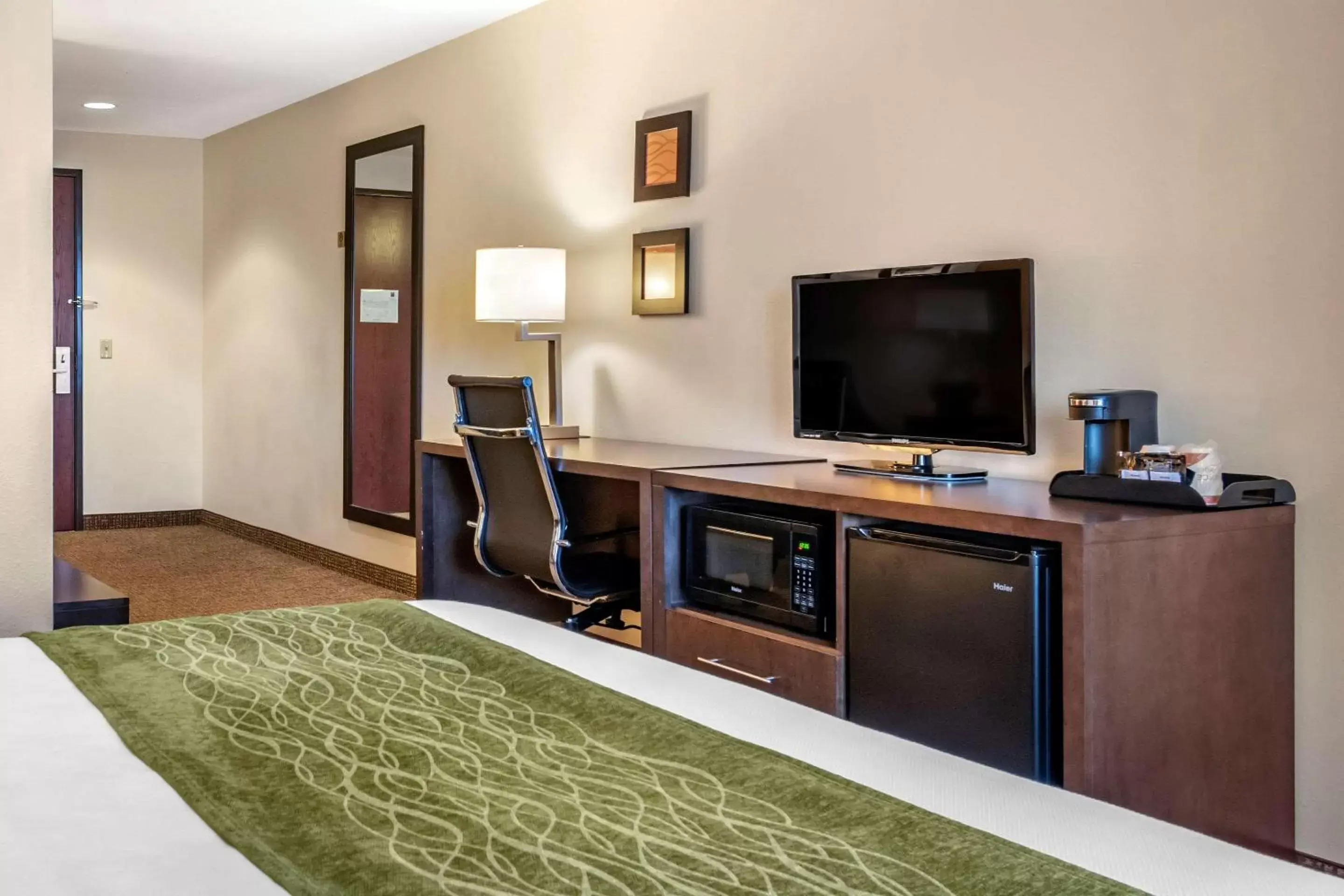 Photo of the whole room, TV/Entertainment Center in Comfort Inn Williamsport