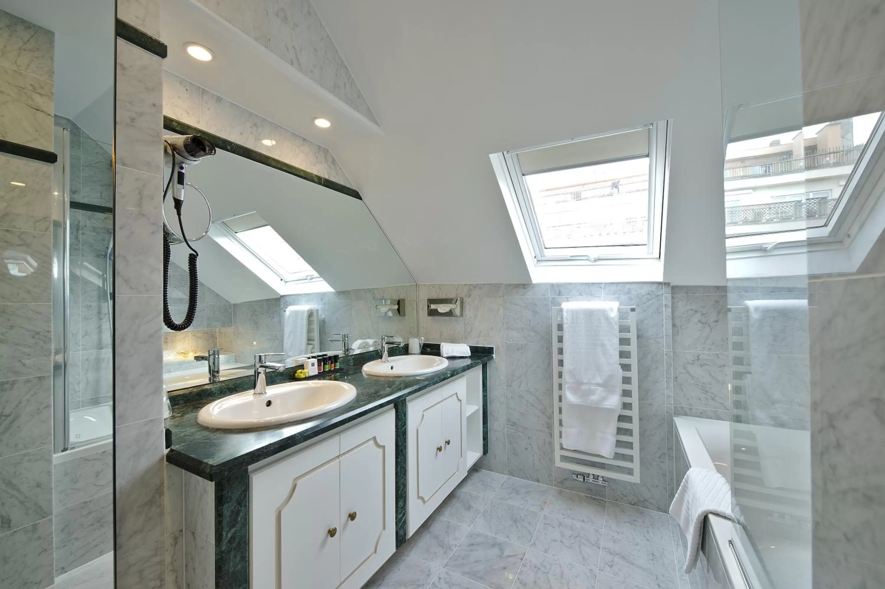 Bathroom in Hotel Manos Premier