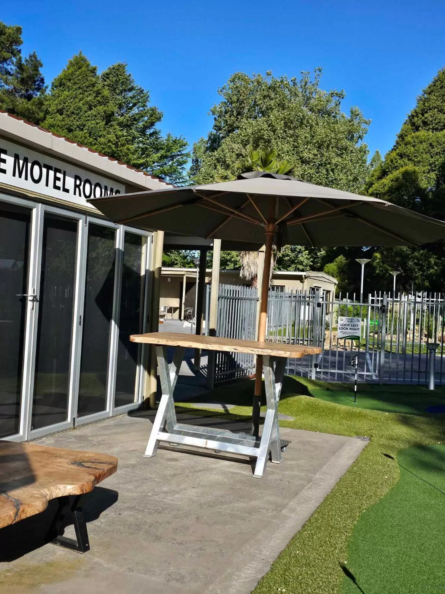 Minigolf in The Bright Motor Inn