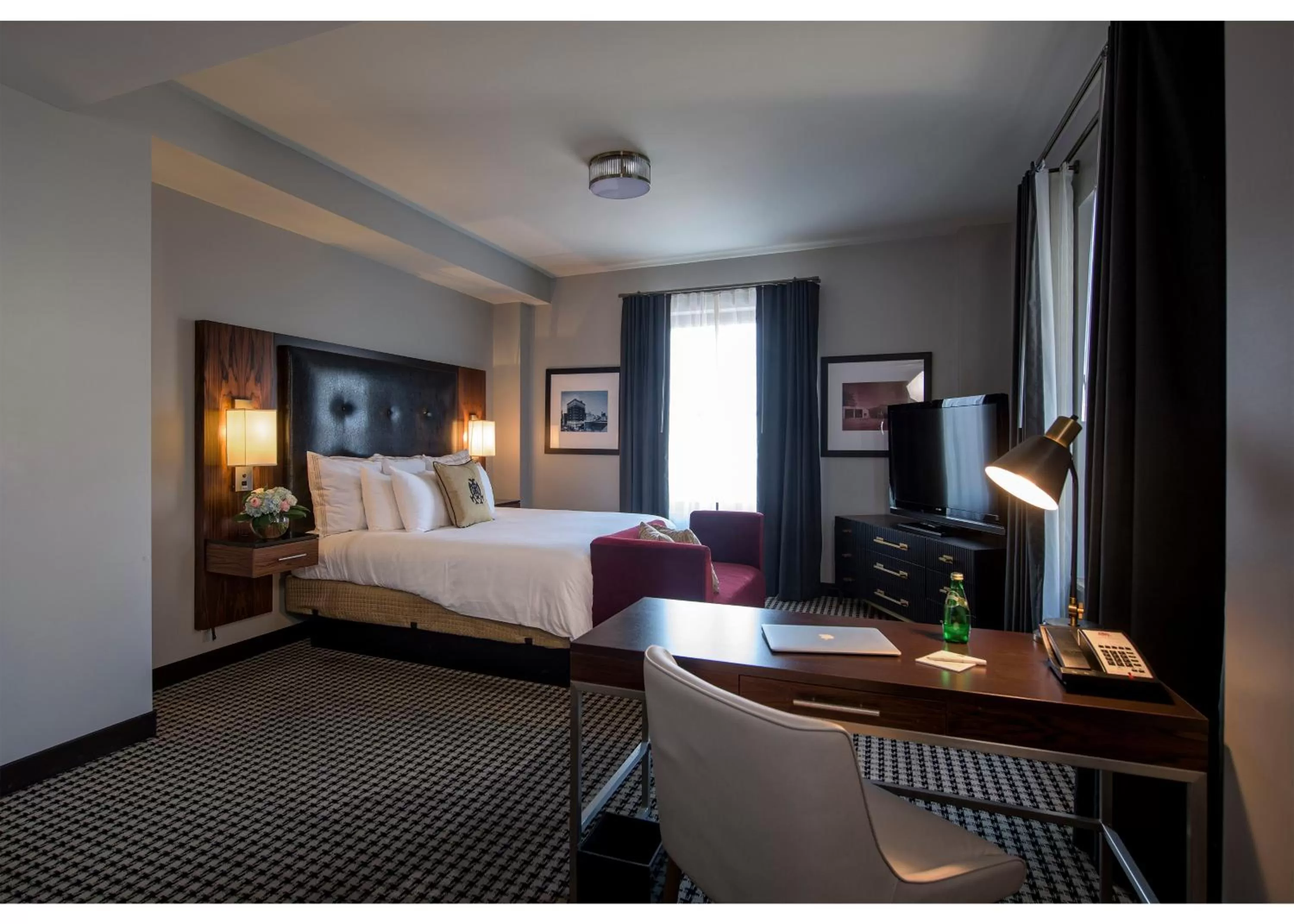 Bedroom, Bed in The Mayo Hotel