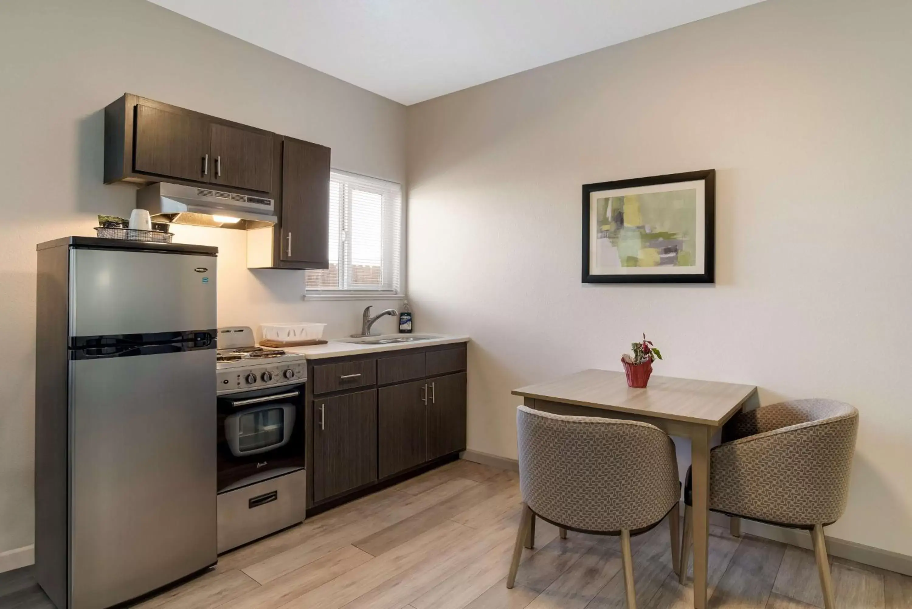 Photo of the whole room, Kitchen/Kitchenette in Best Western Grants Inn