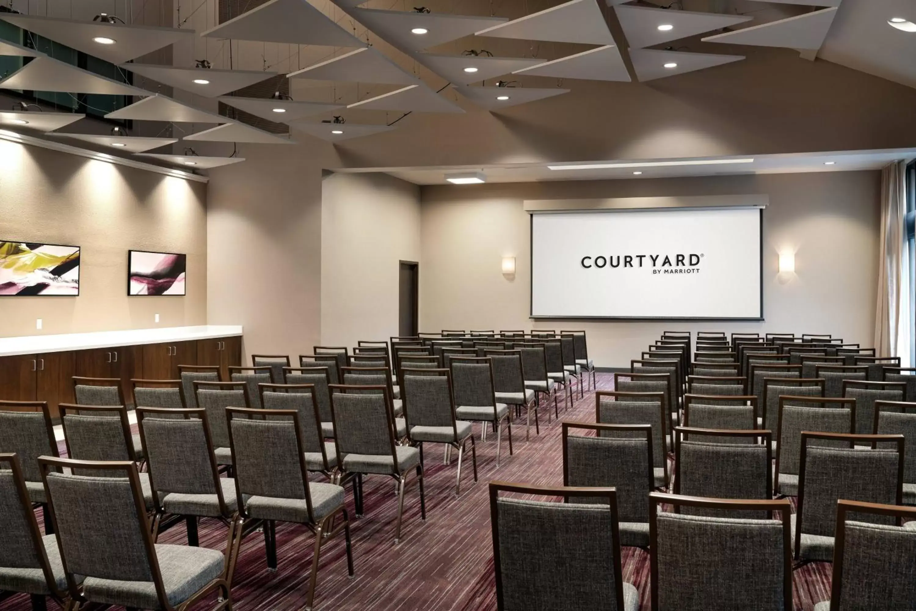 Meeting/conference room in Courtyard by Marriott San Francisco Airport