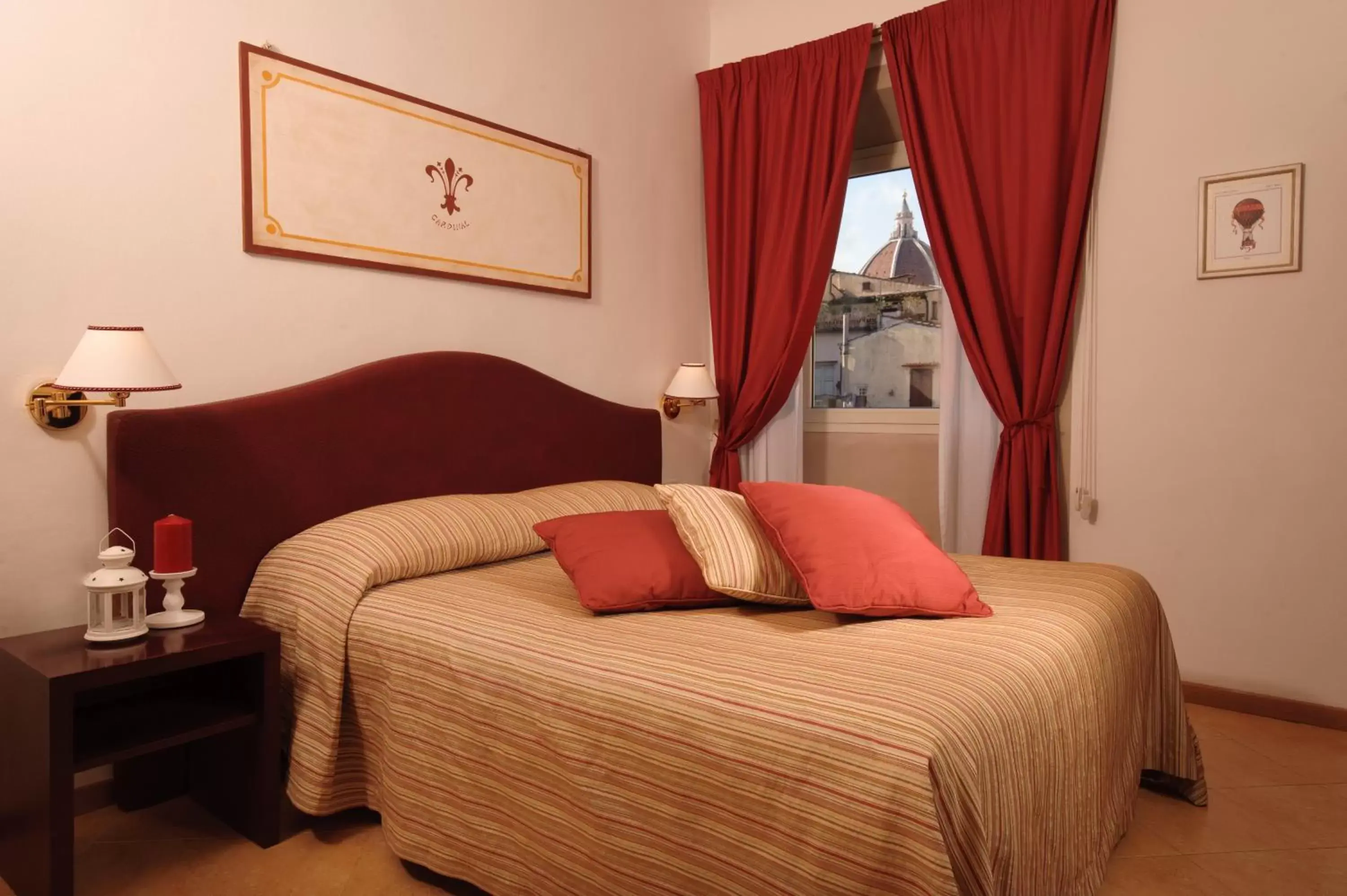 Property building, Bed in Hotel Cardinal of Florence