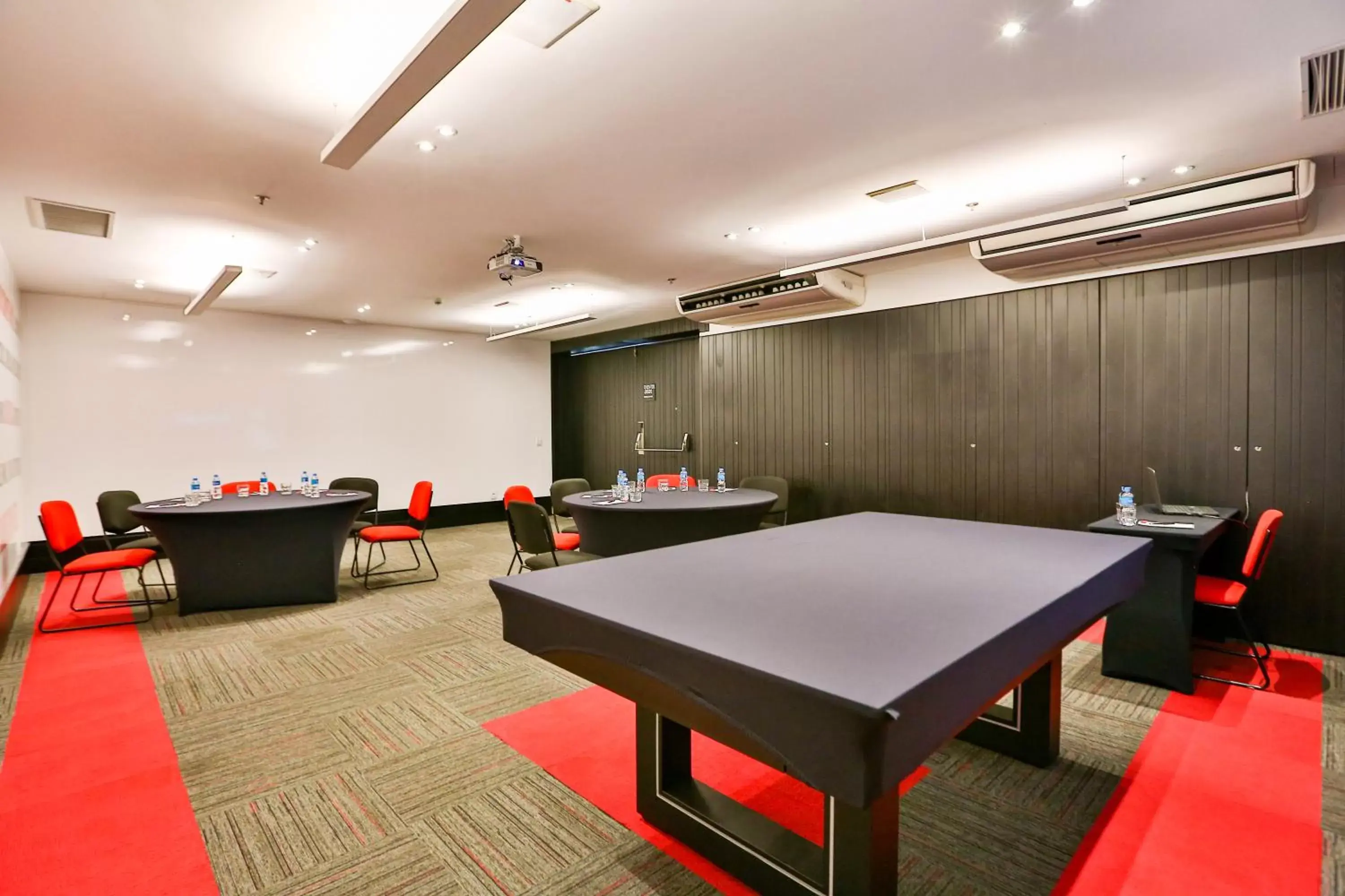 Meeting/conference room in Radisson RED Campinas