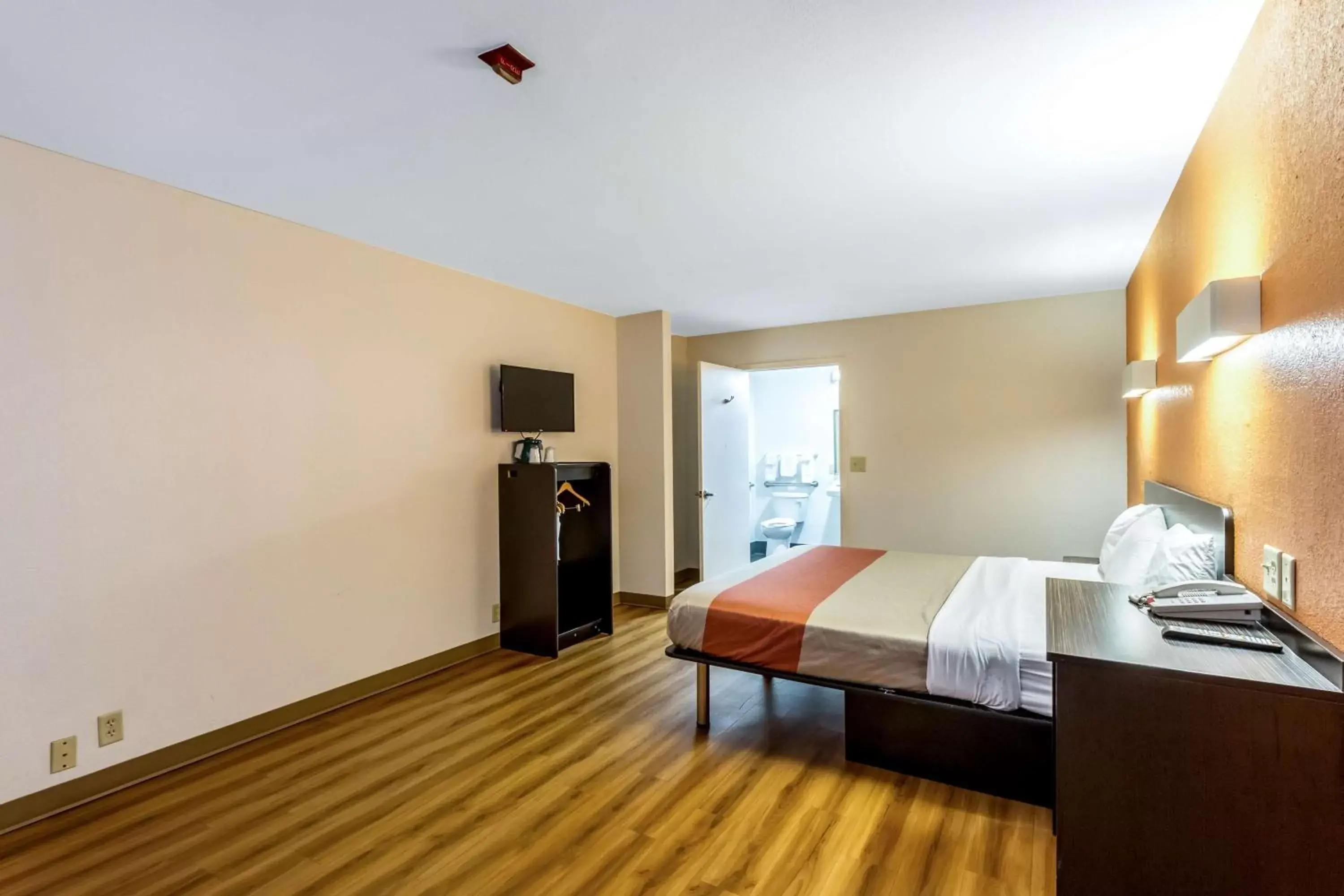 TV and multimedia, Bed in Motel 6-San Antonio, TX - South WW White Rd