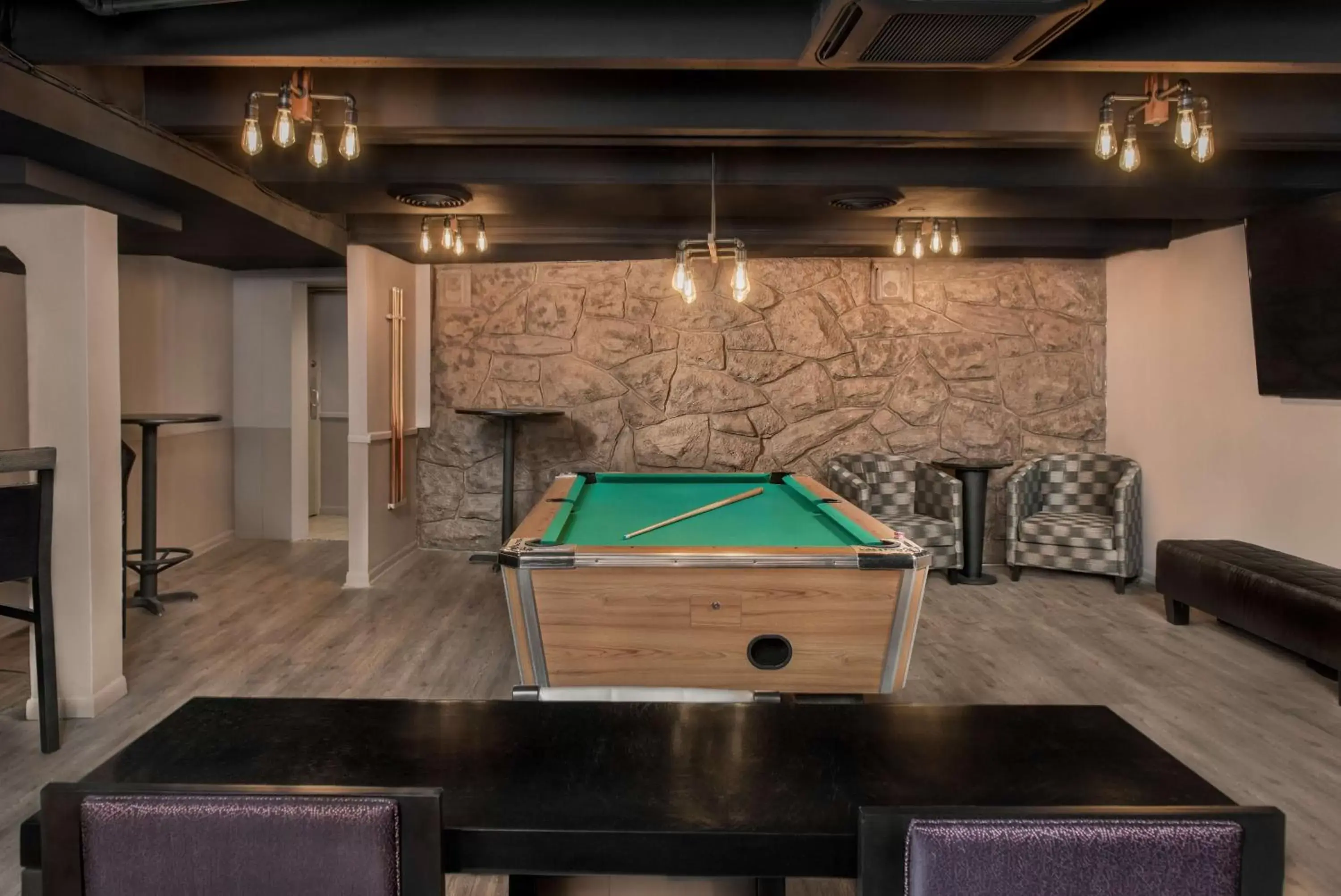 Restaurant/places to eat, Billiards in Best Western Plus Milwaukee West