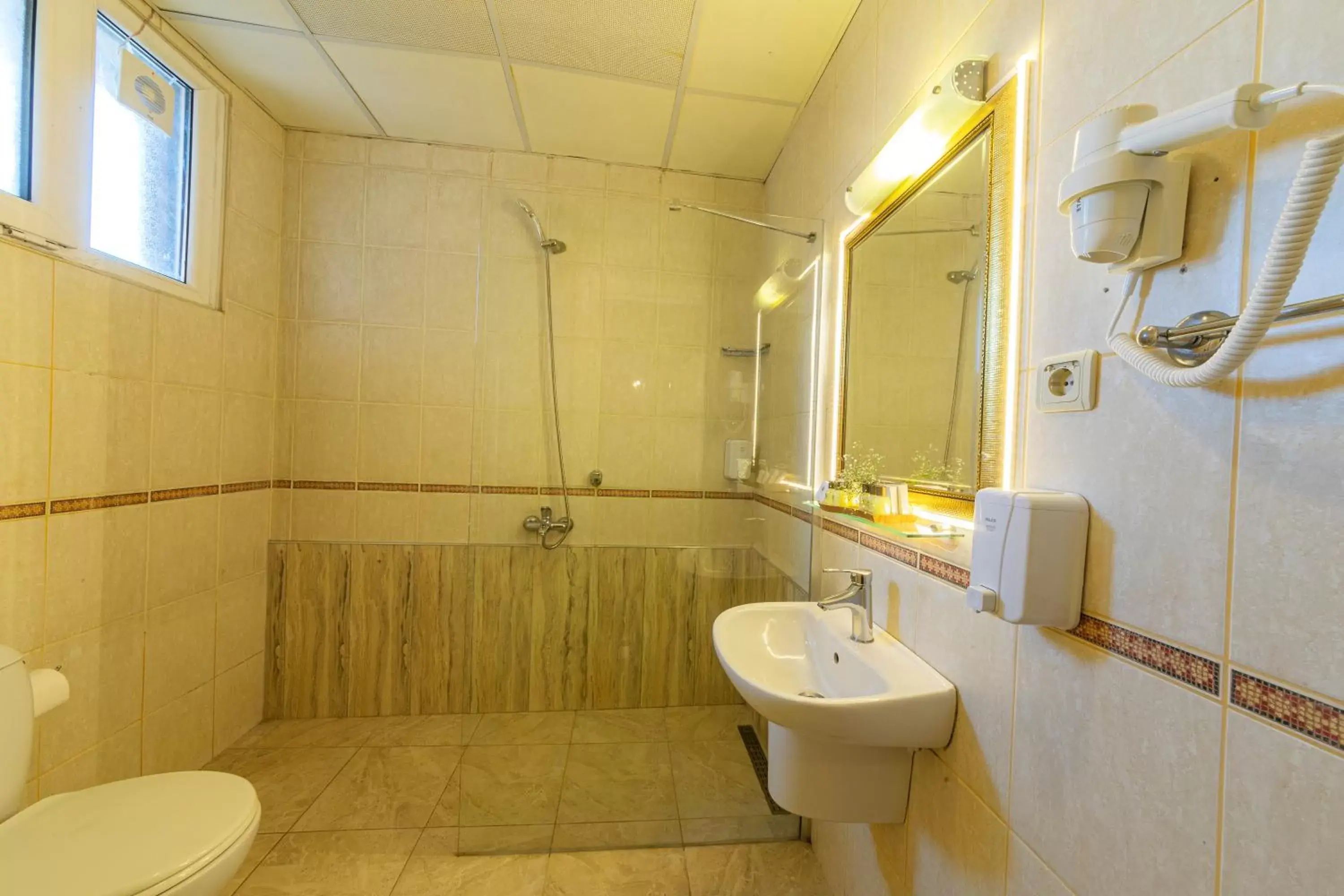 Shower, Bathroom in Hotel Ipek Palas