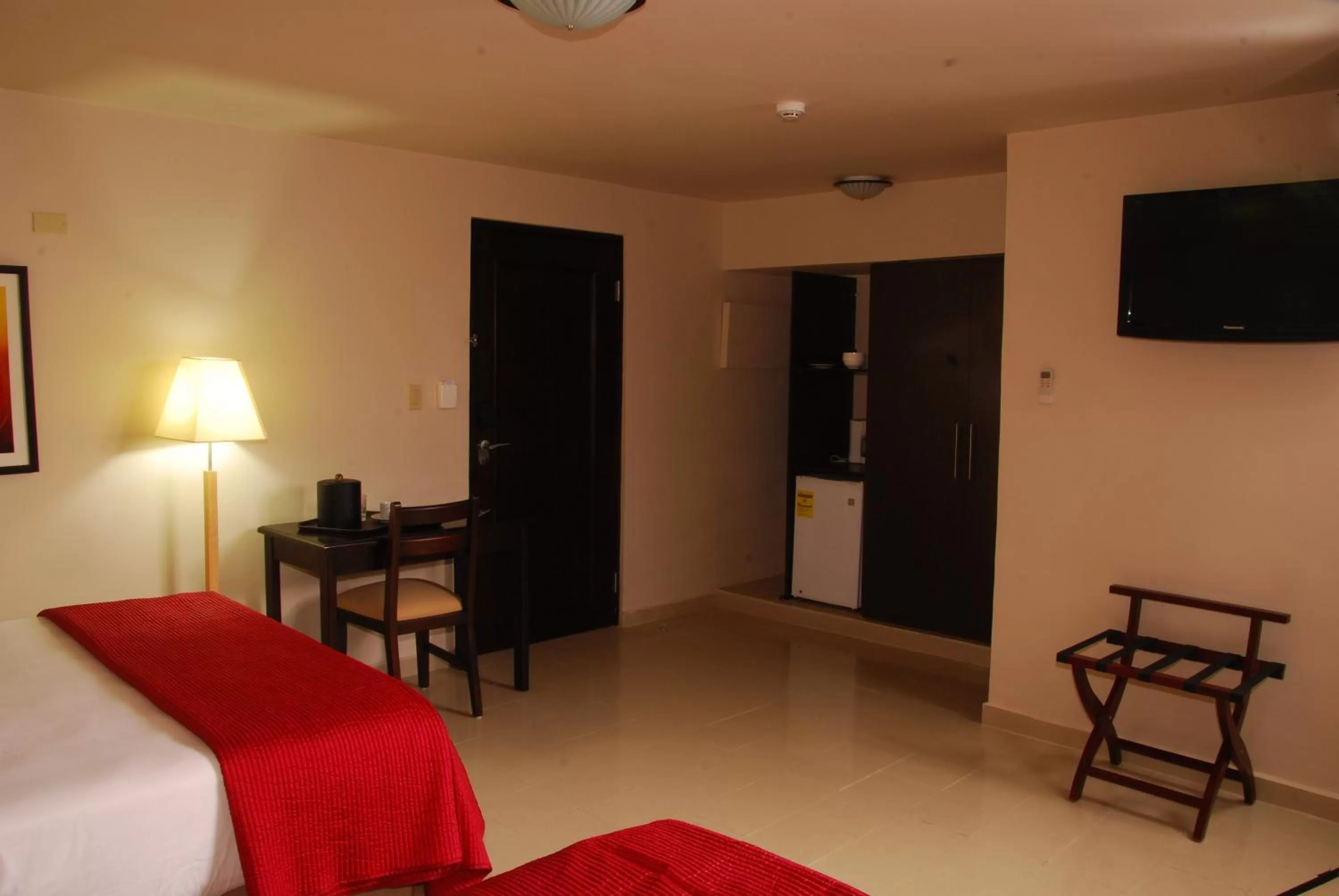 Photo of the whole room, Bed in Metro Hotel Panama