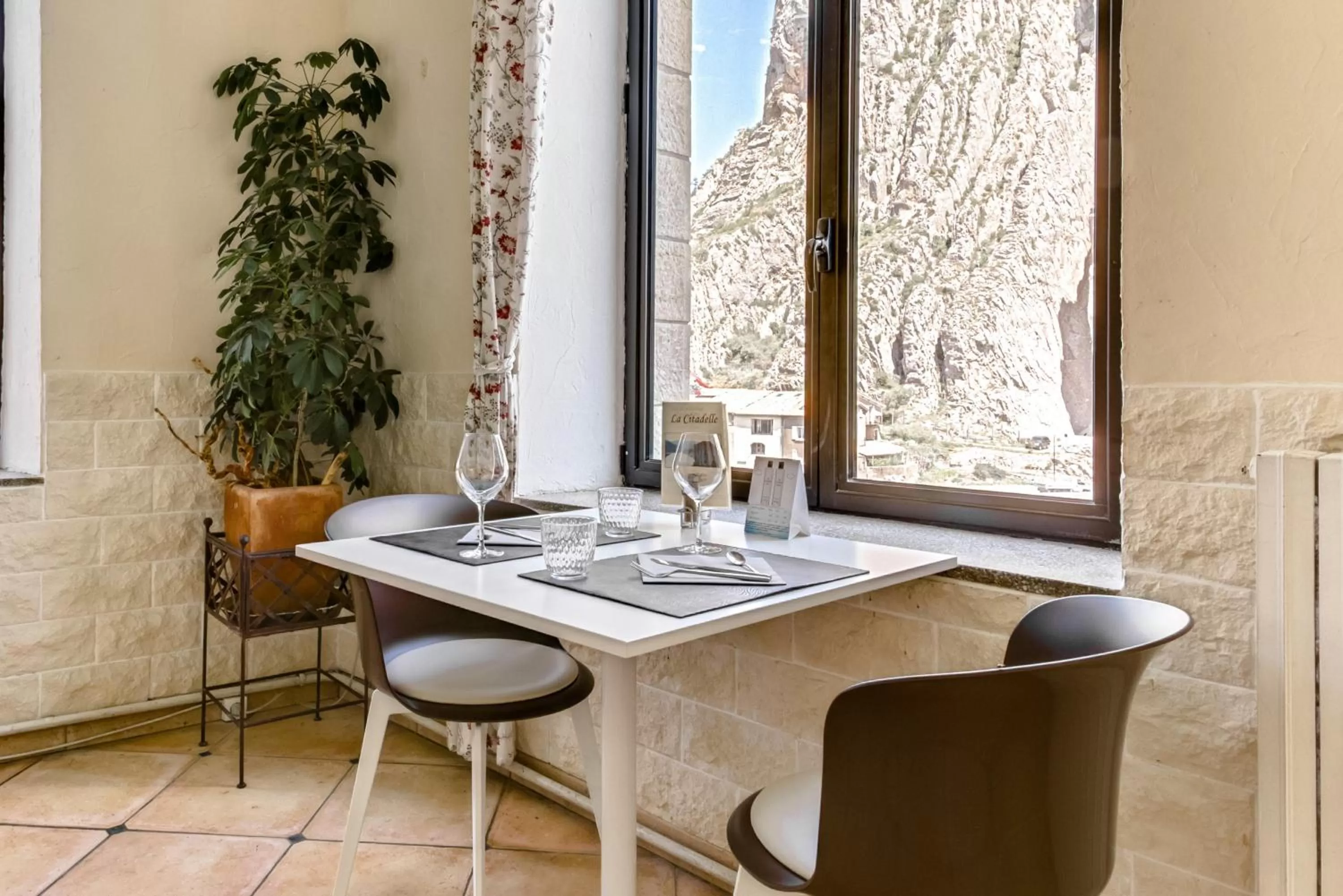 Restaurant/places to eat in Hôtel de la Citadelle