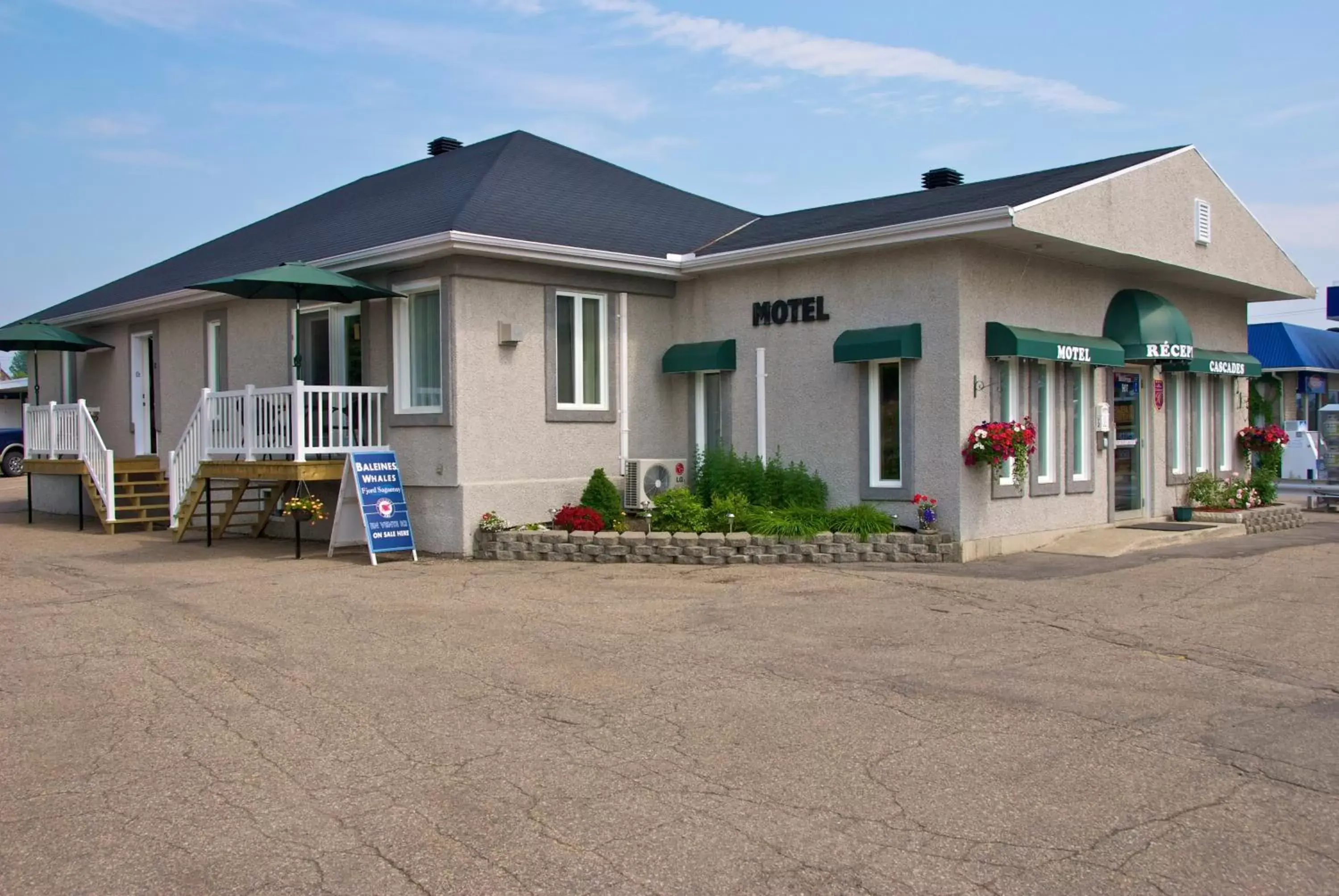 Facade/entrance, Property Building in Motel Des Cascades