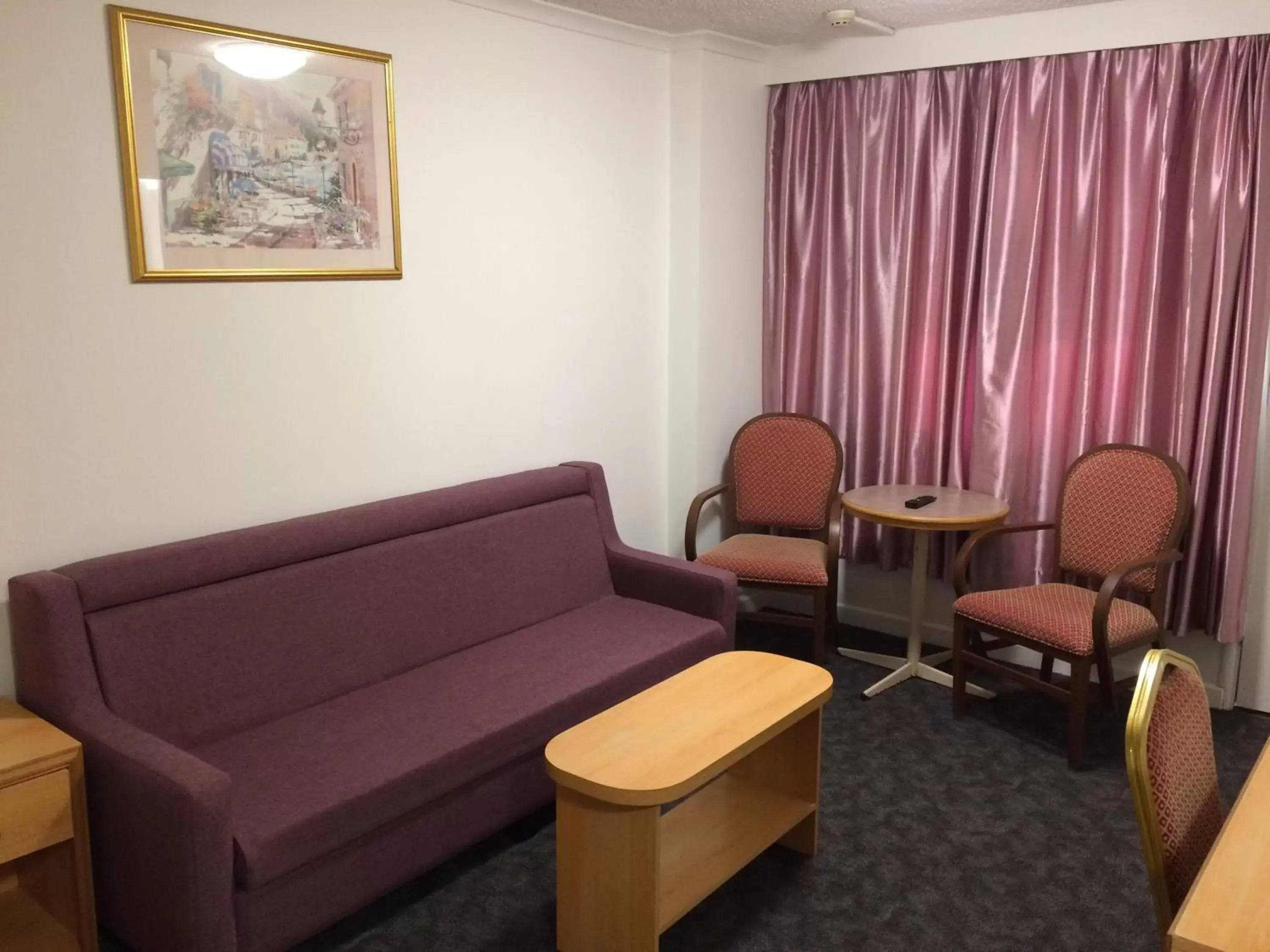 Bedroom, Seating Area in Edgecliff Lodge Motel