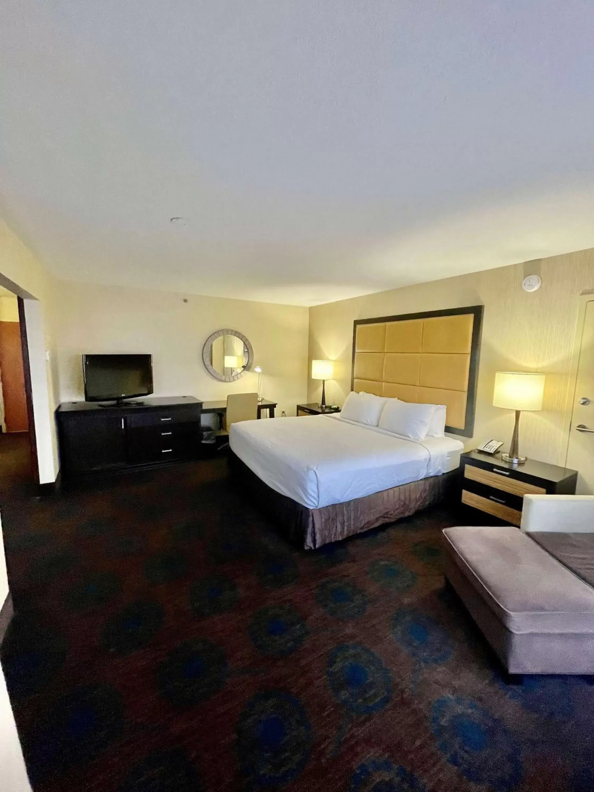 Photo of the whole room, Bed in Brandywine Plaza Hotel - SureStay Collection by Best Western