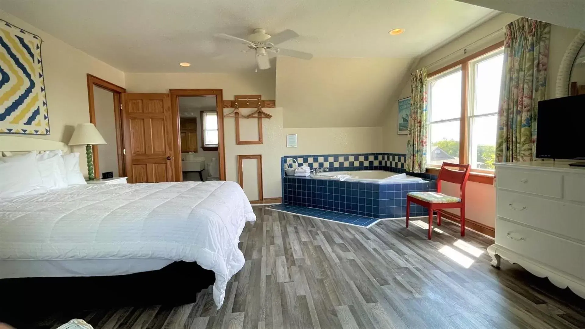 Queen Suite with Pool View in Pony Island Inn Queen Suite with Pool View in Pony Island Inn