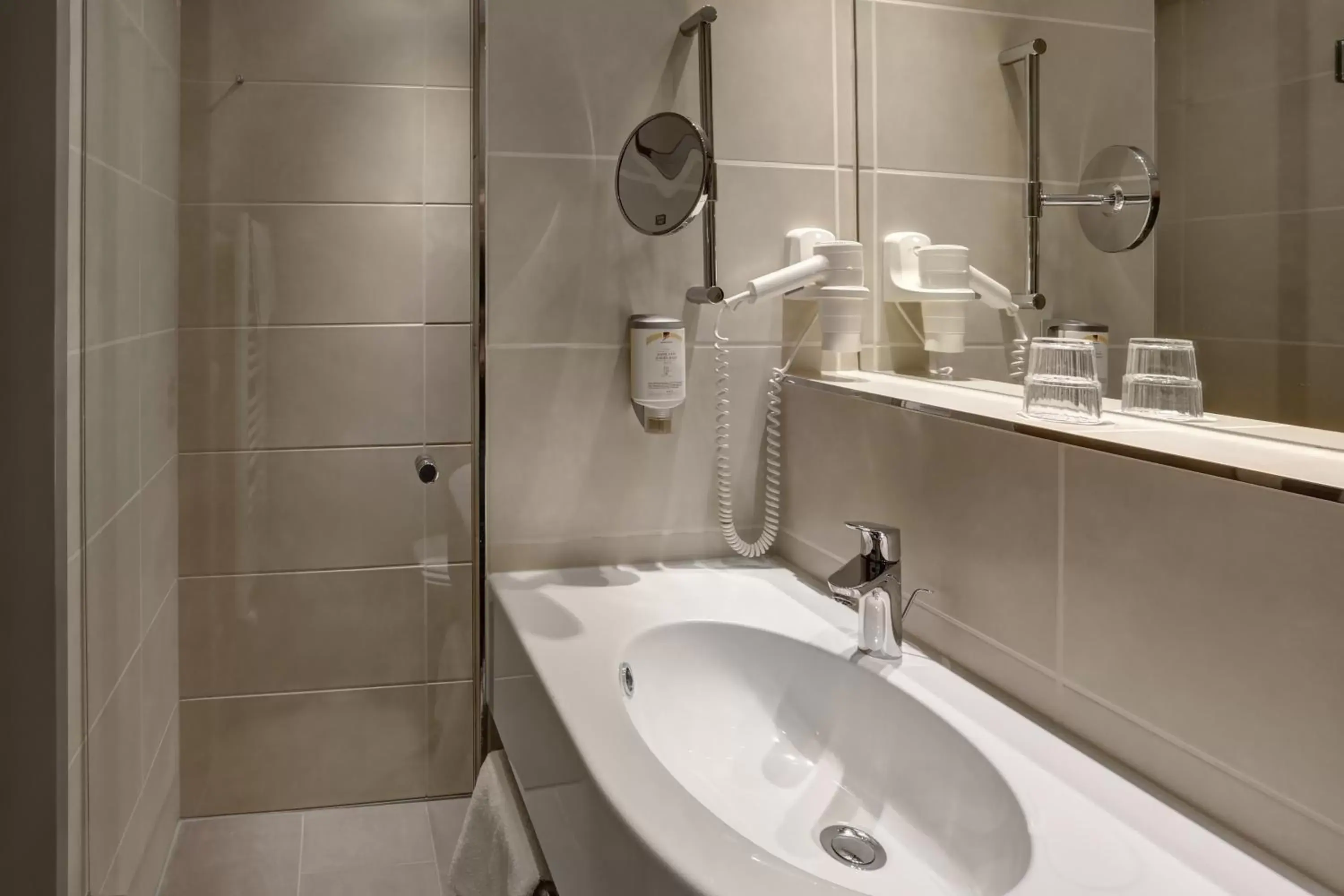 Shower, Bathroom in Parkhotel CUP VITALIS
