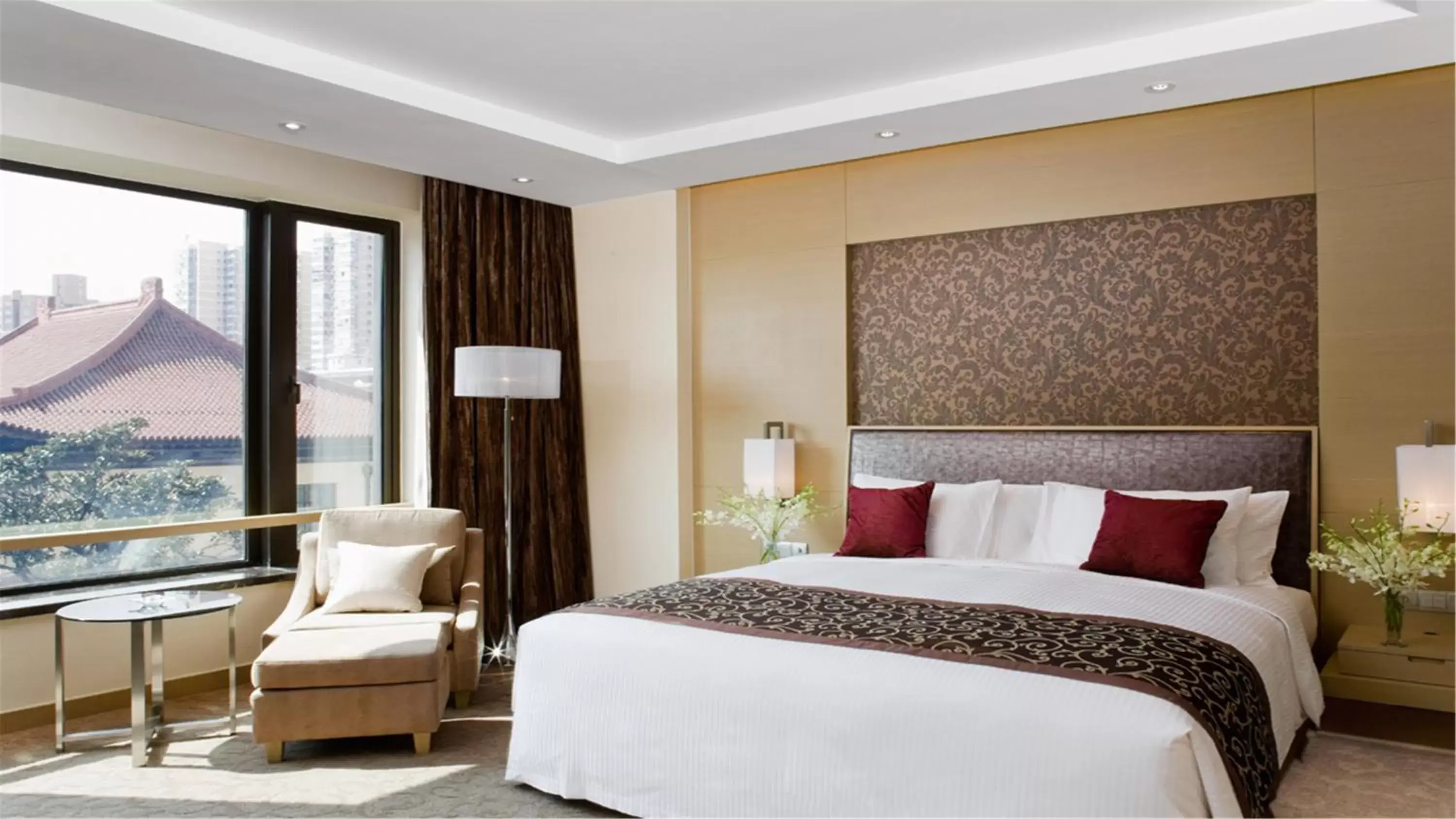 Photo of the whole room, Bed in Crowne Plaza Shanghai, an IHG Hotel