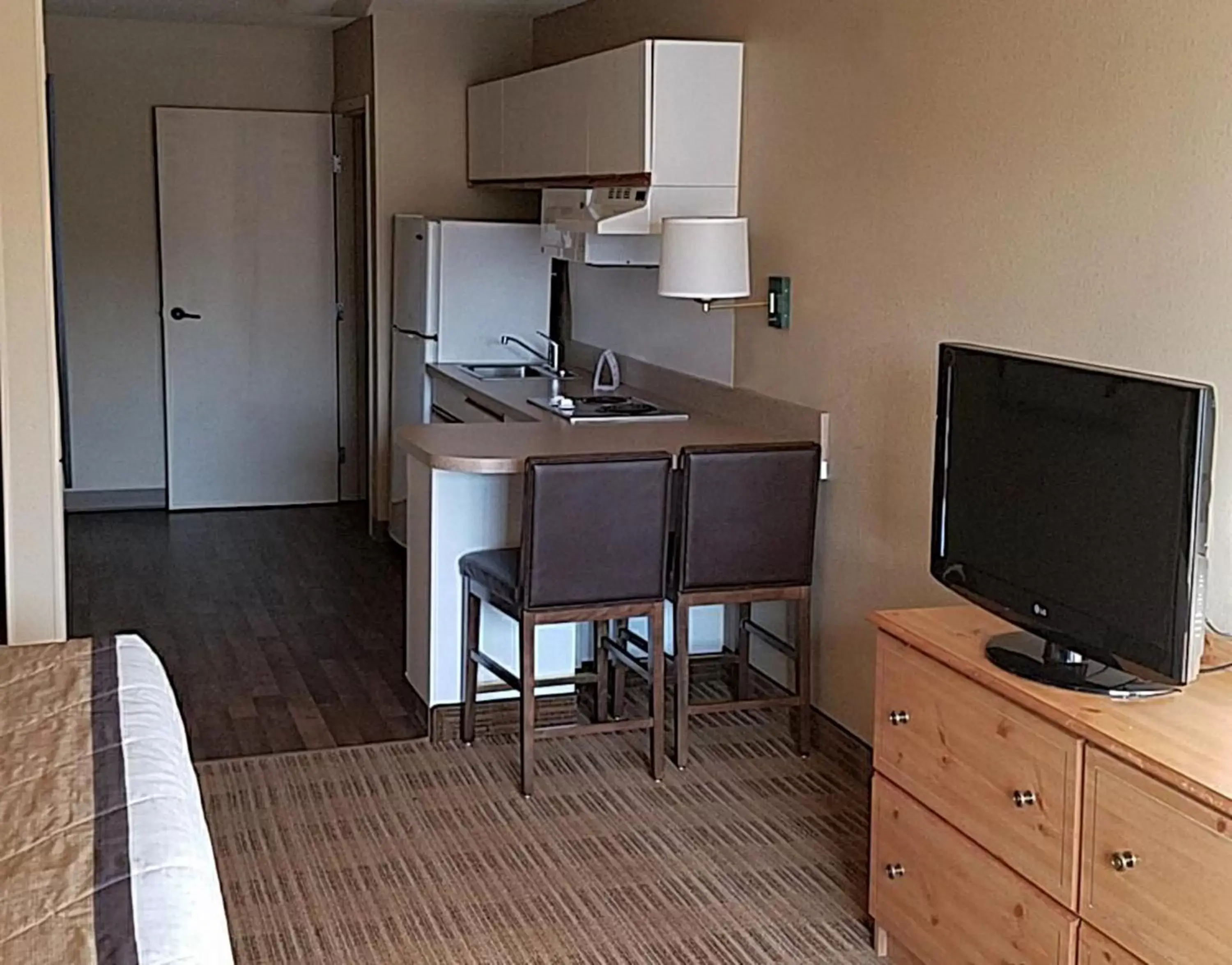 Kitchen or kitchenette, Kitchen/Kitchenette in Extended Stay America Suites - Minneapolis - Eden Prairie - Technology Drive