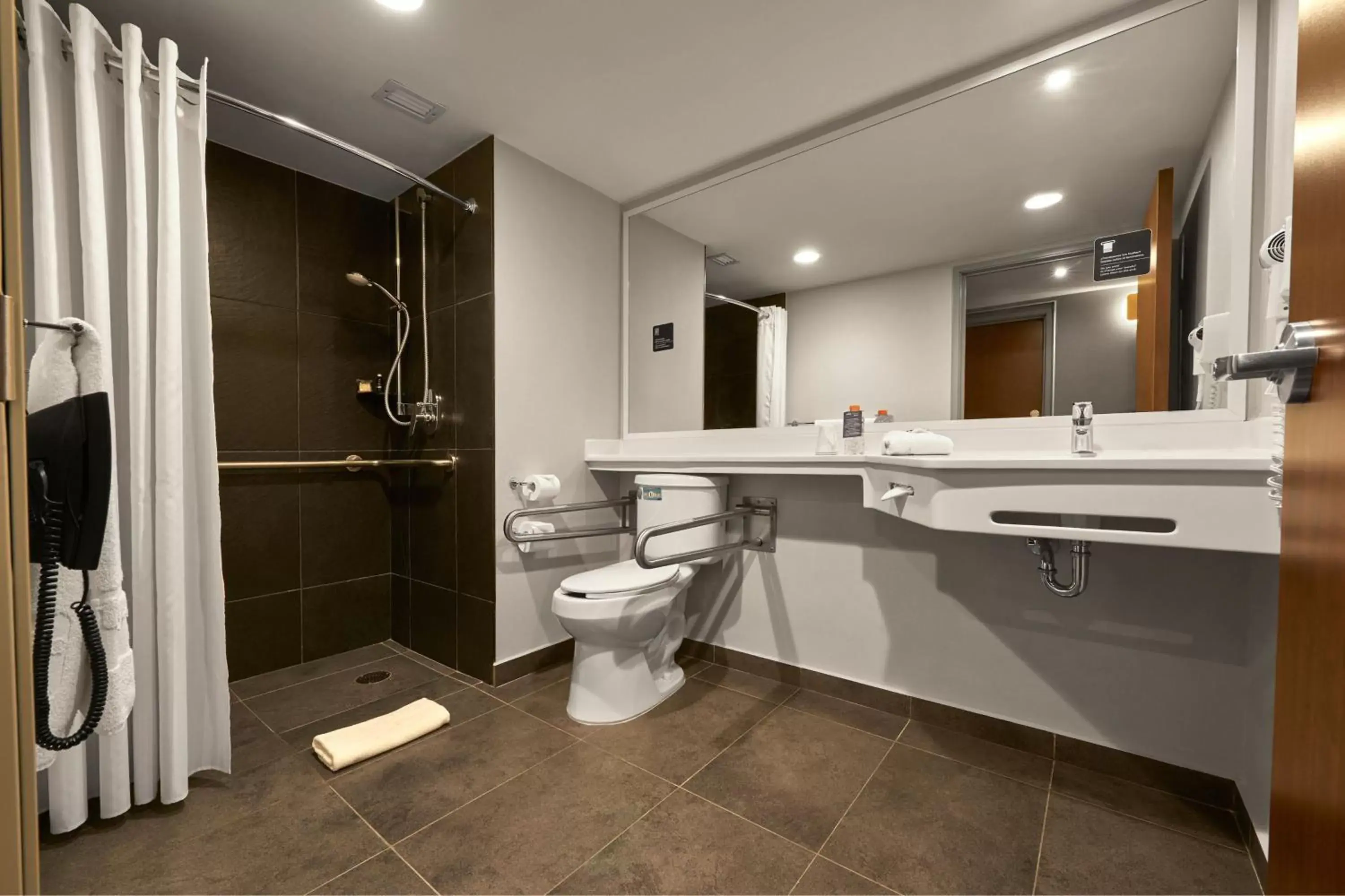 Photo of the whole room, Bathroom in City Express Plus by Marriott Leon Centro de Convenciones