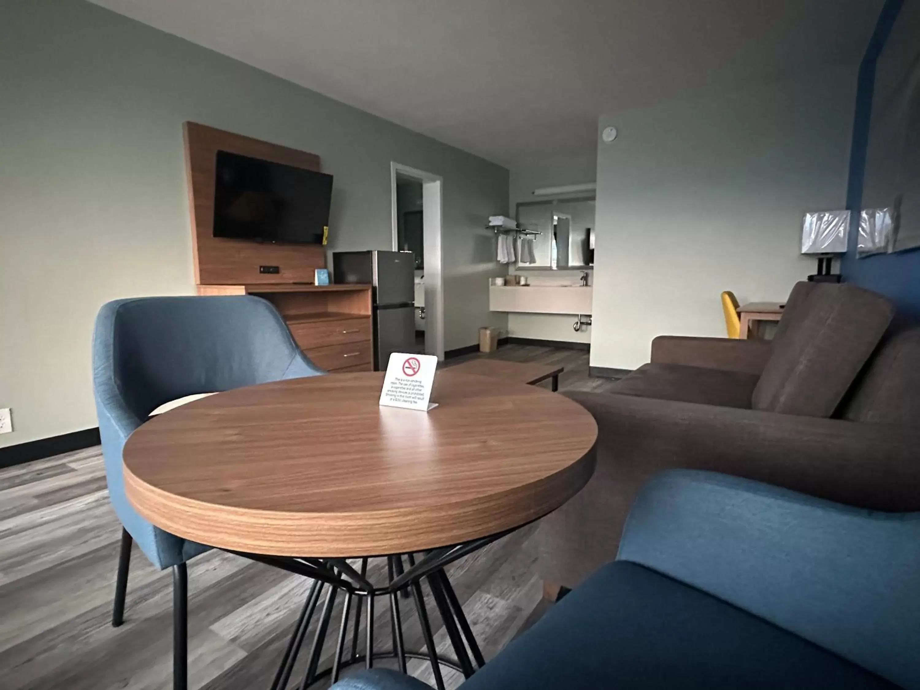 King Suite - Non-Smoking in Days Inn & Suites by Wyndham Jennings King Suite - Non-Smoking in Days Inn & Suites by Wyndham Jennings