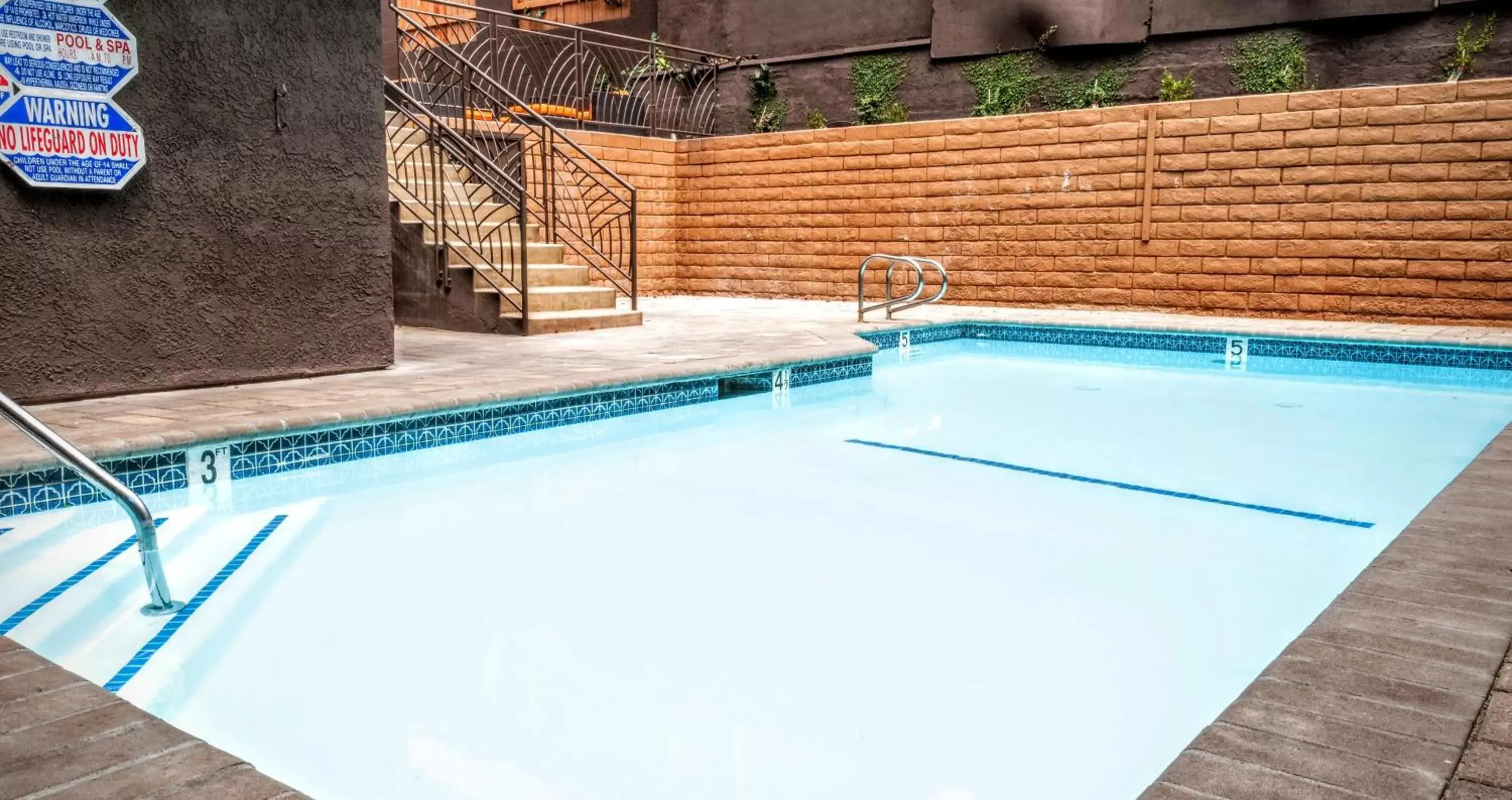 Property building, Swimming Pool in Redondo Pier Inn