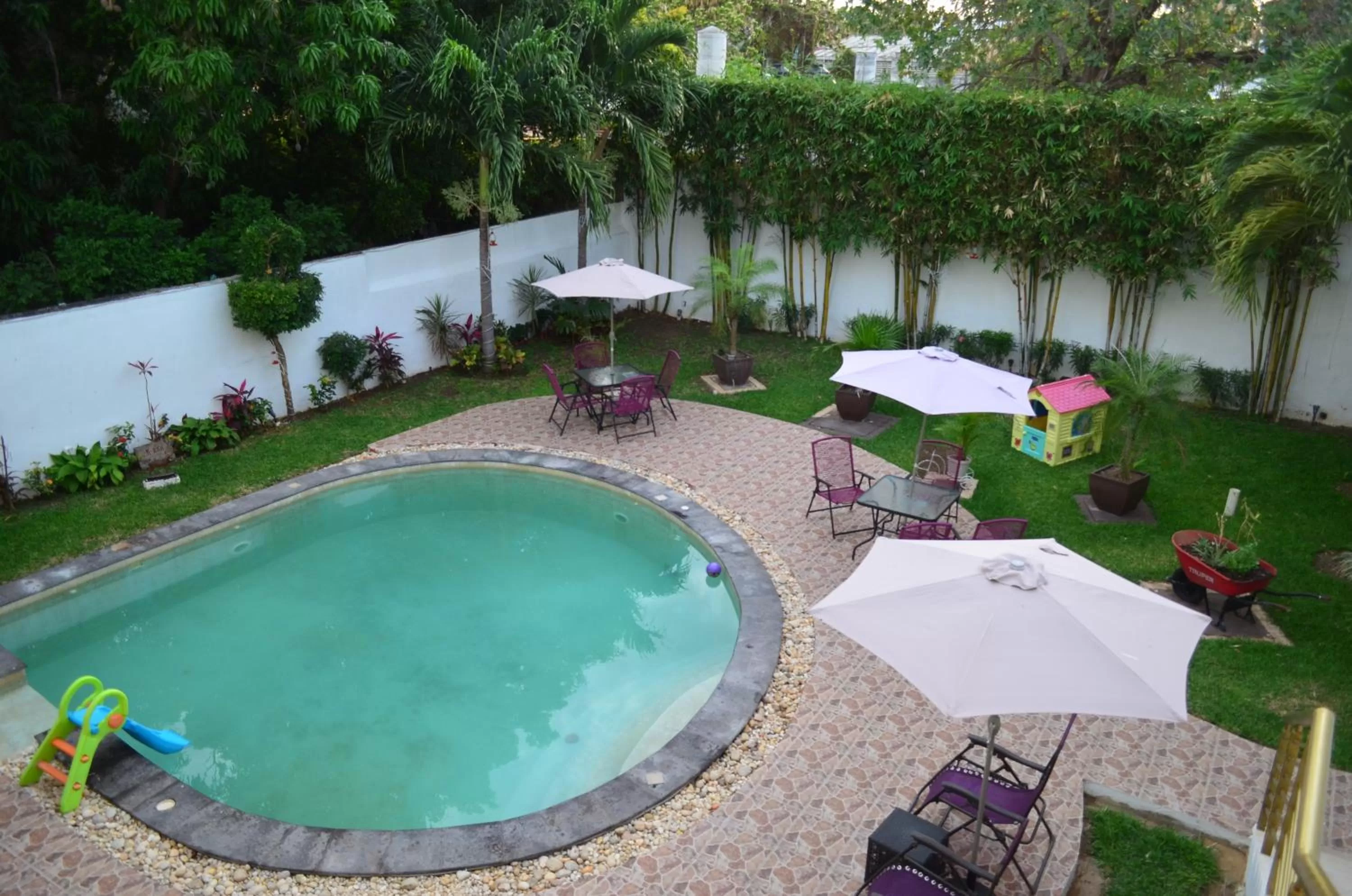 Swimming pool in Hotel Real Mercedes