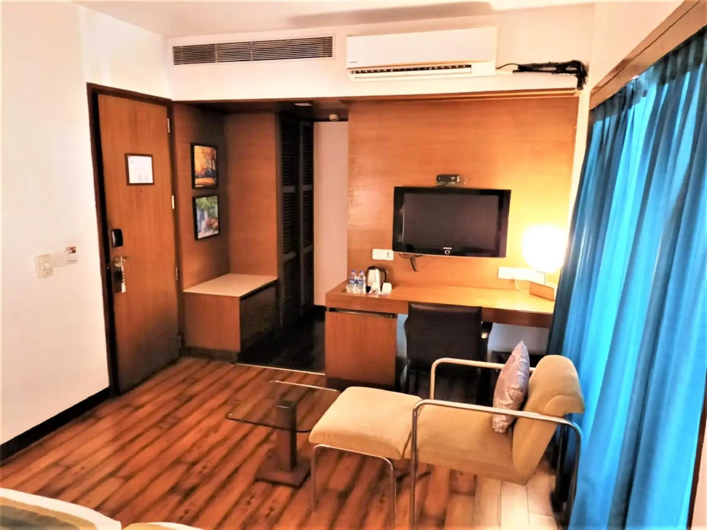 TV and multimedia, TV/Entertainment Center in Hotel Yogi Executive