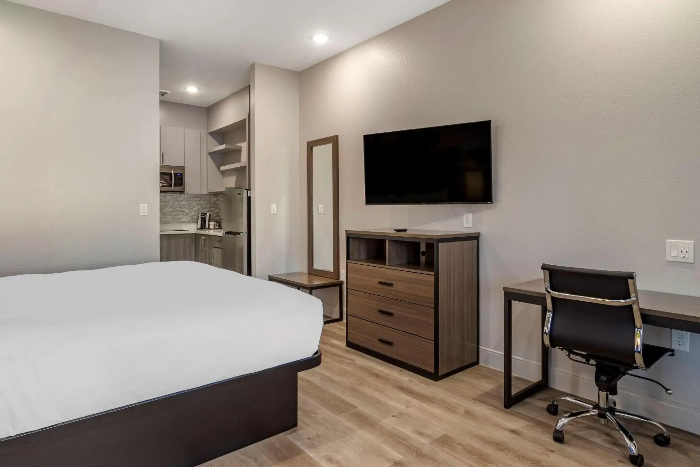 Photo of the whole room, Bed in Clarion Pointe Port Arthur-Beaumont South Photo of the whole room, Bed in Clarion Pointe Port Arthur-Beaumont South