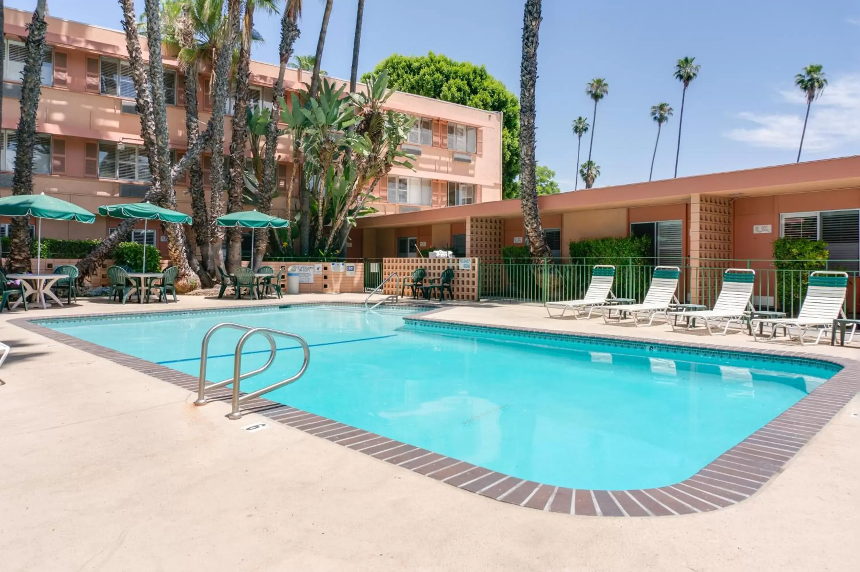 Swimming pool in Saga Motor Hotel Pasadena