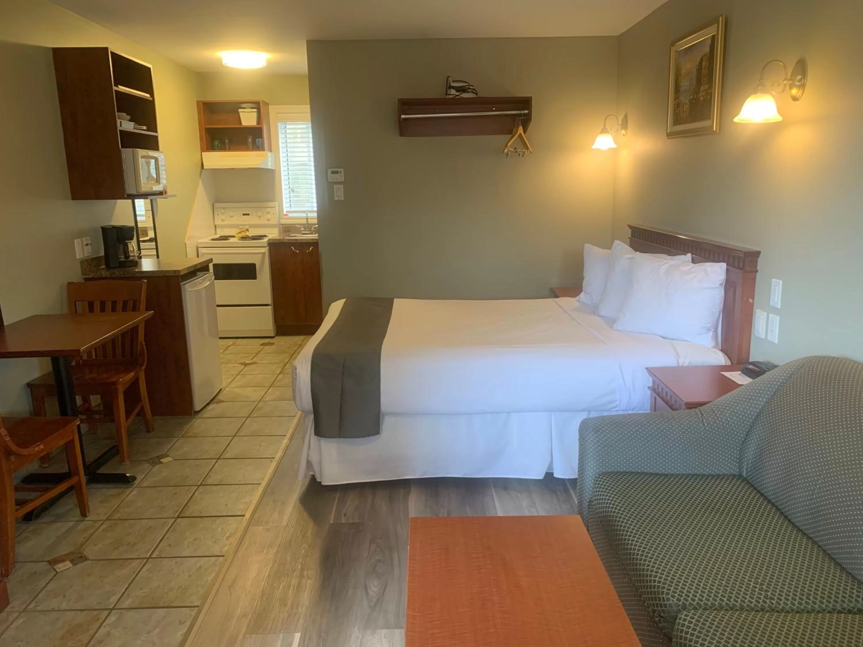 Kitchen or kitchenette, Bed in Hotel and Suites Les Laurentides