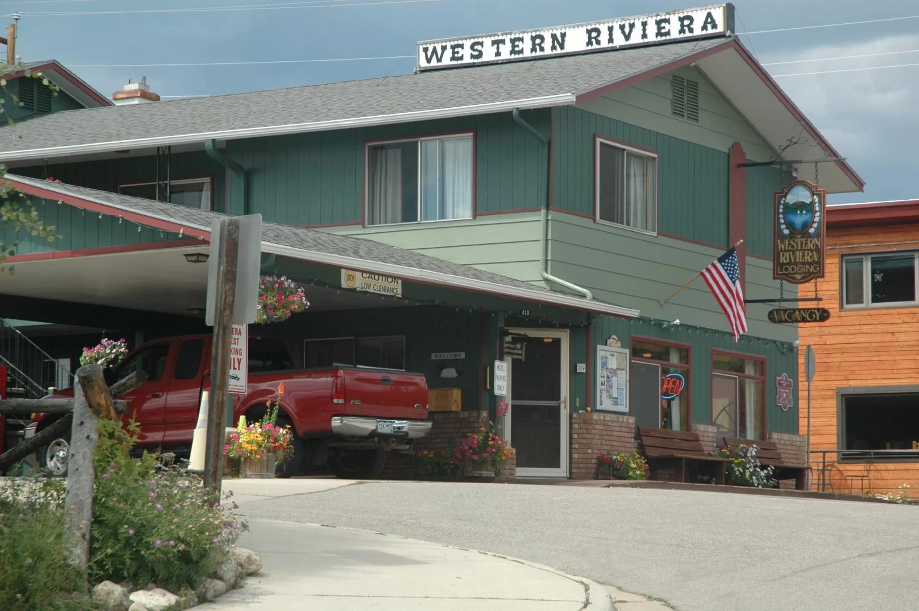 Facade/entrance in Western Riviera Lakeside Lodging
