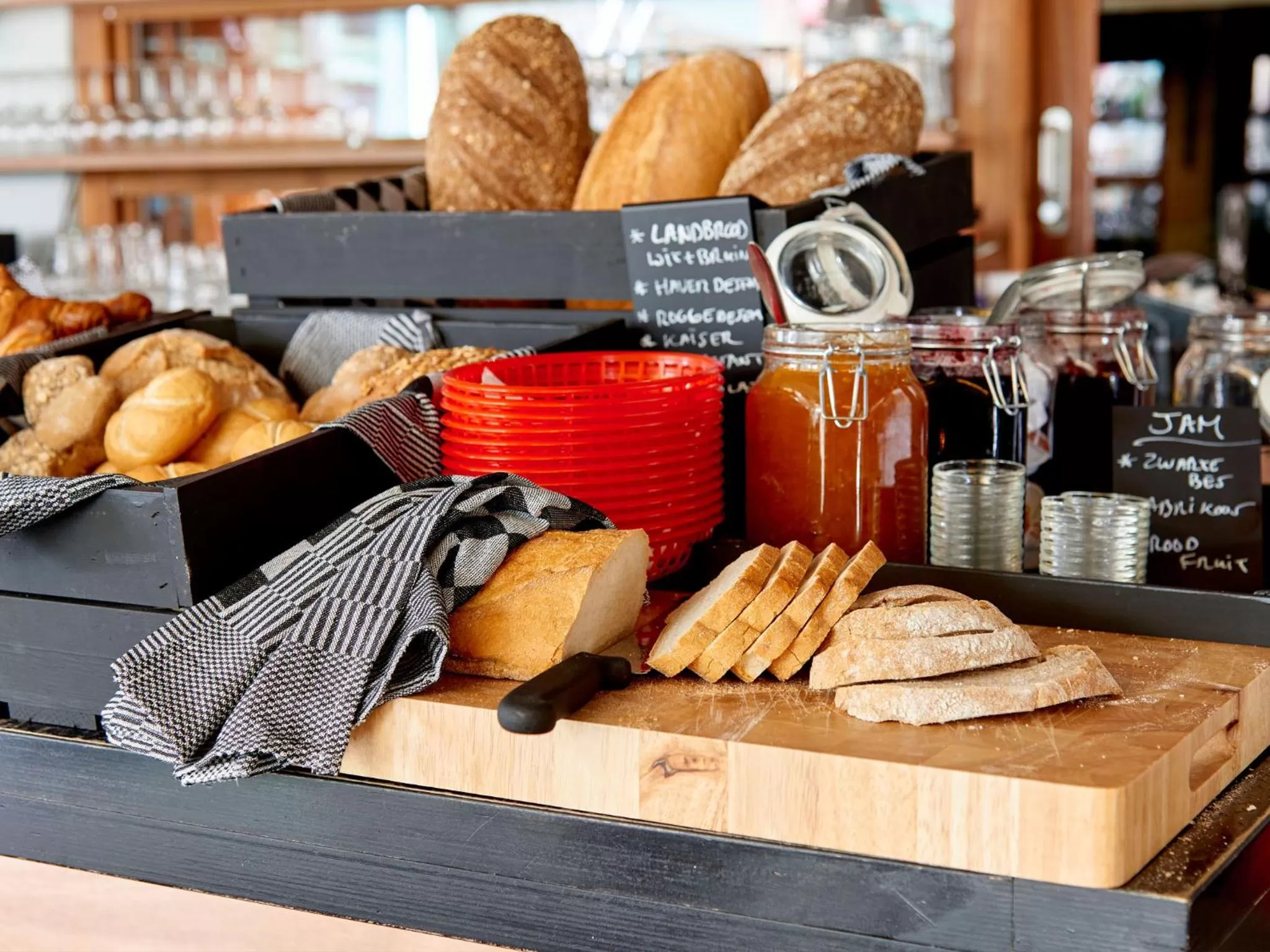 Restaurant/places to eat in Q-Factory Hotel