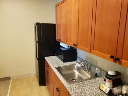 Kitchen or kitchenette, Kitchen/Kitchenette in Clarion Hotel & Suites Near Pioneer Power Generating Station