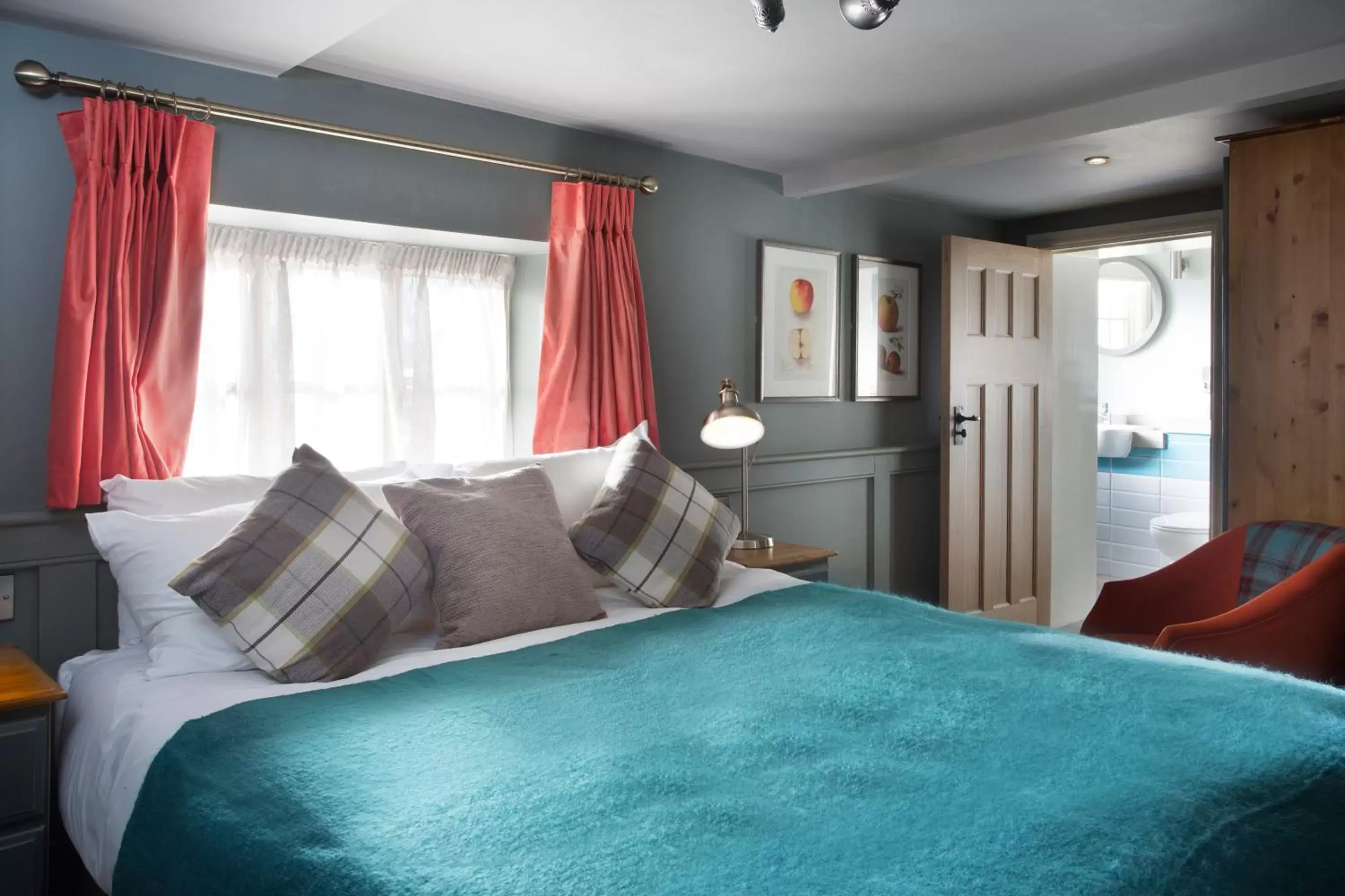 Bedroom, Bed in The Ostrich Inn Colnbrook London Heathrow