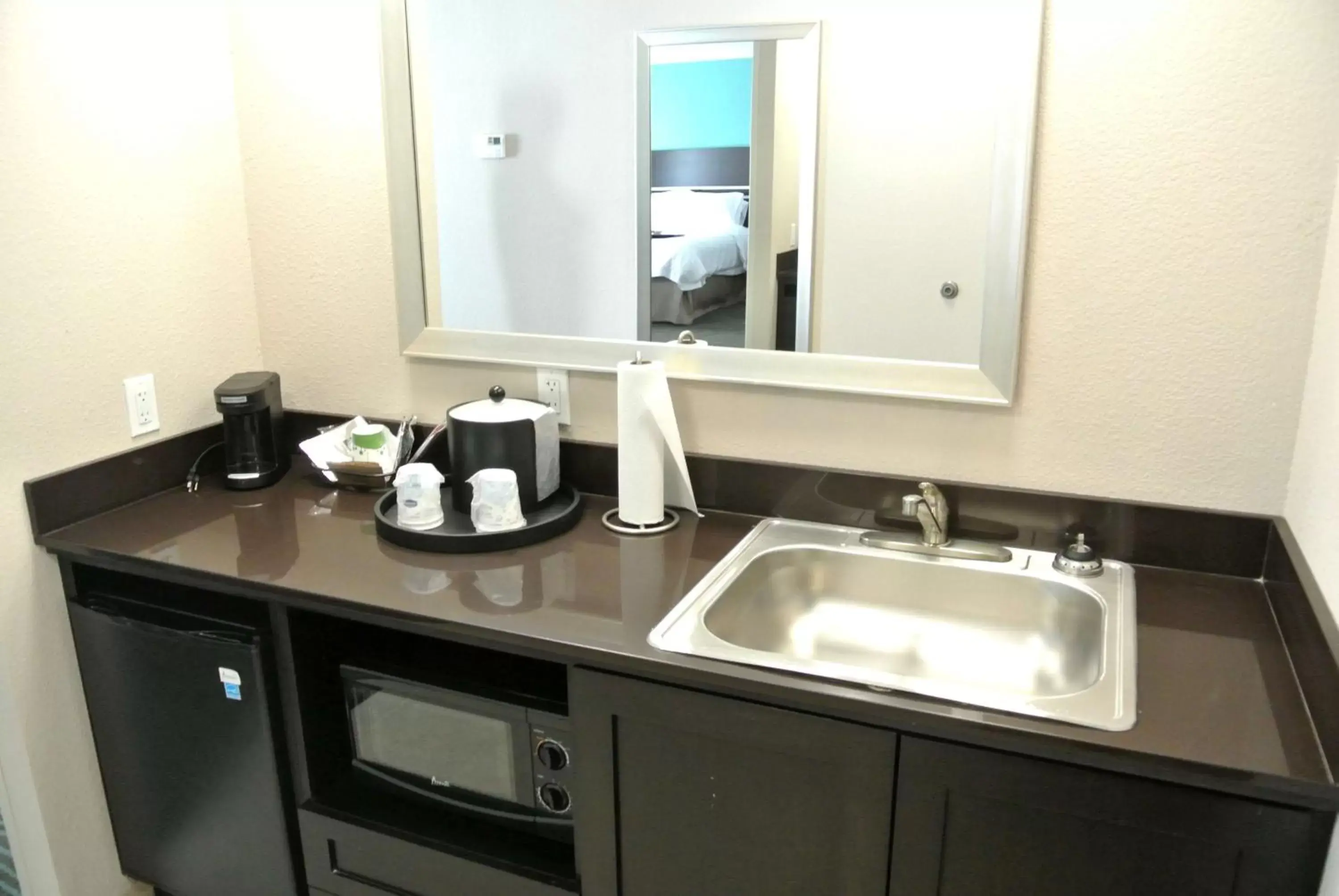 Bathroom, Kitchen/Kitchenette in Hampton Inn Carrizo Springs