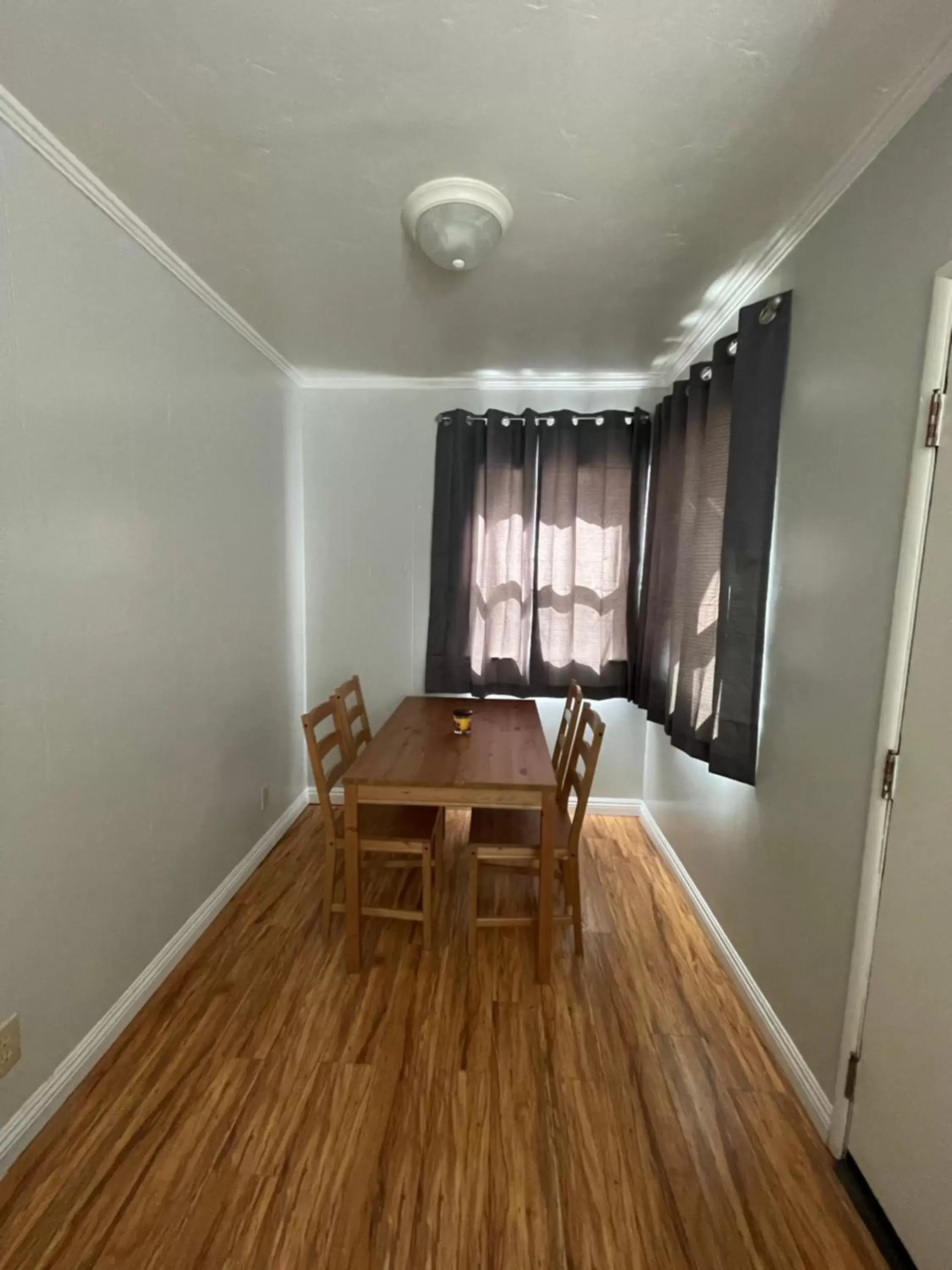 Dining Area in Sherwood Arms Motel