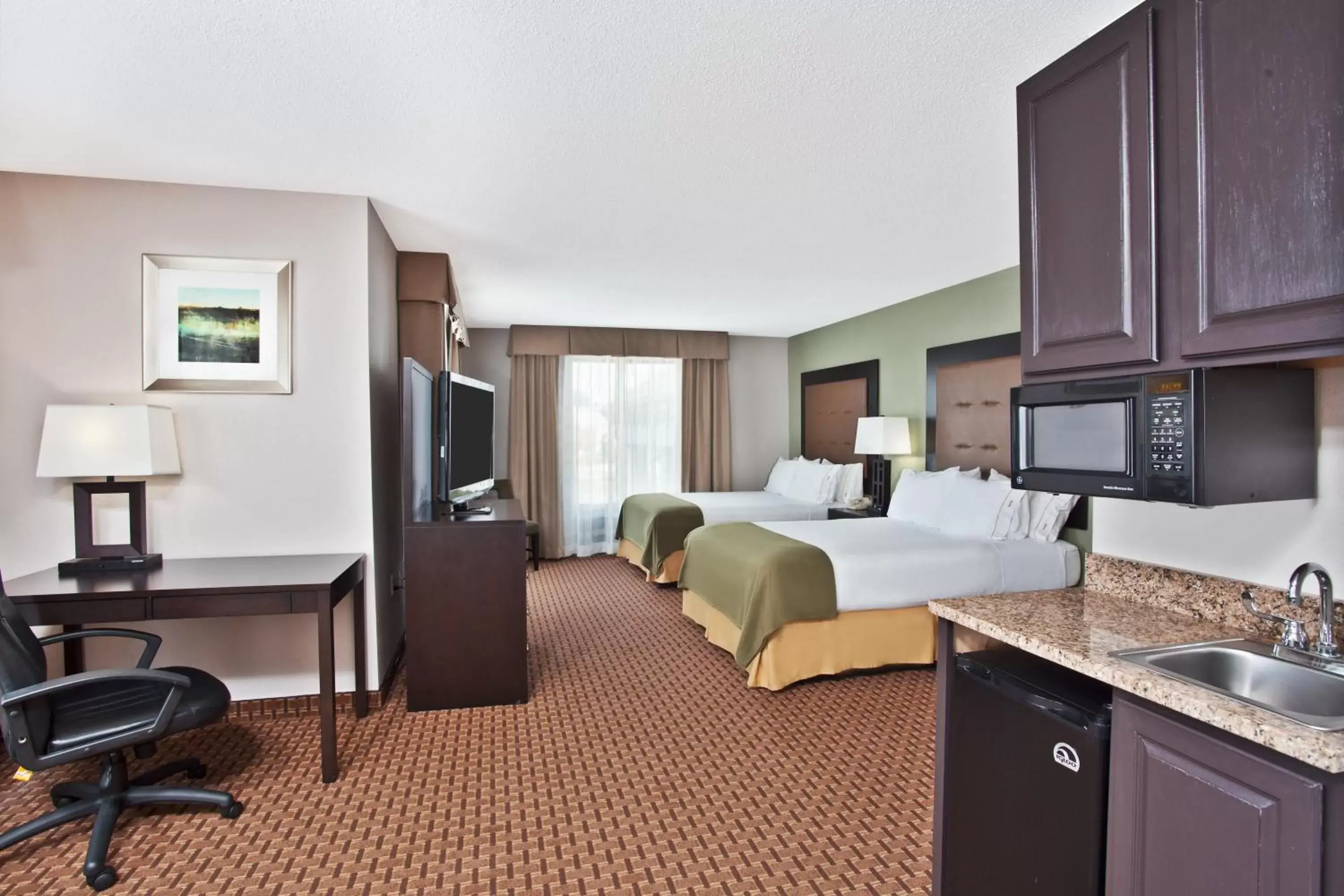 Photo of the whole room, Kitchen/Kitchenette in Holiday Inn Express Hotel and Suites Harrington - Dover Area, an IHG Hotel